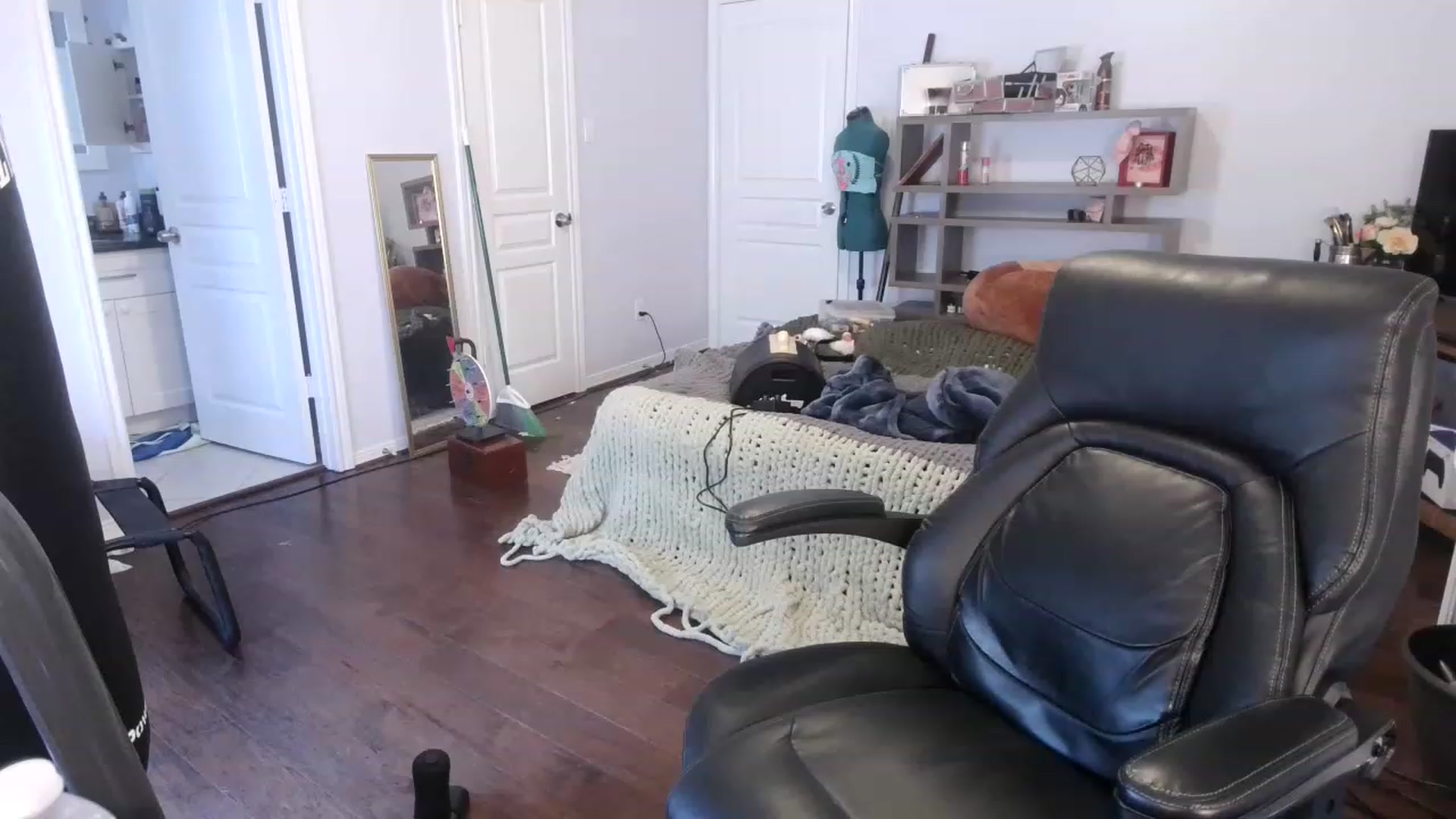 Gallery image thumbnail from Bunnydathug's myfreecams stream on, 01/26/2023, 19:27 image 5 of 20