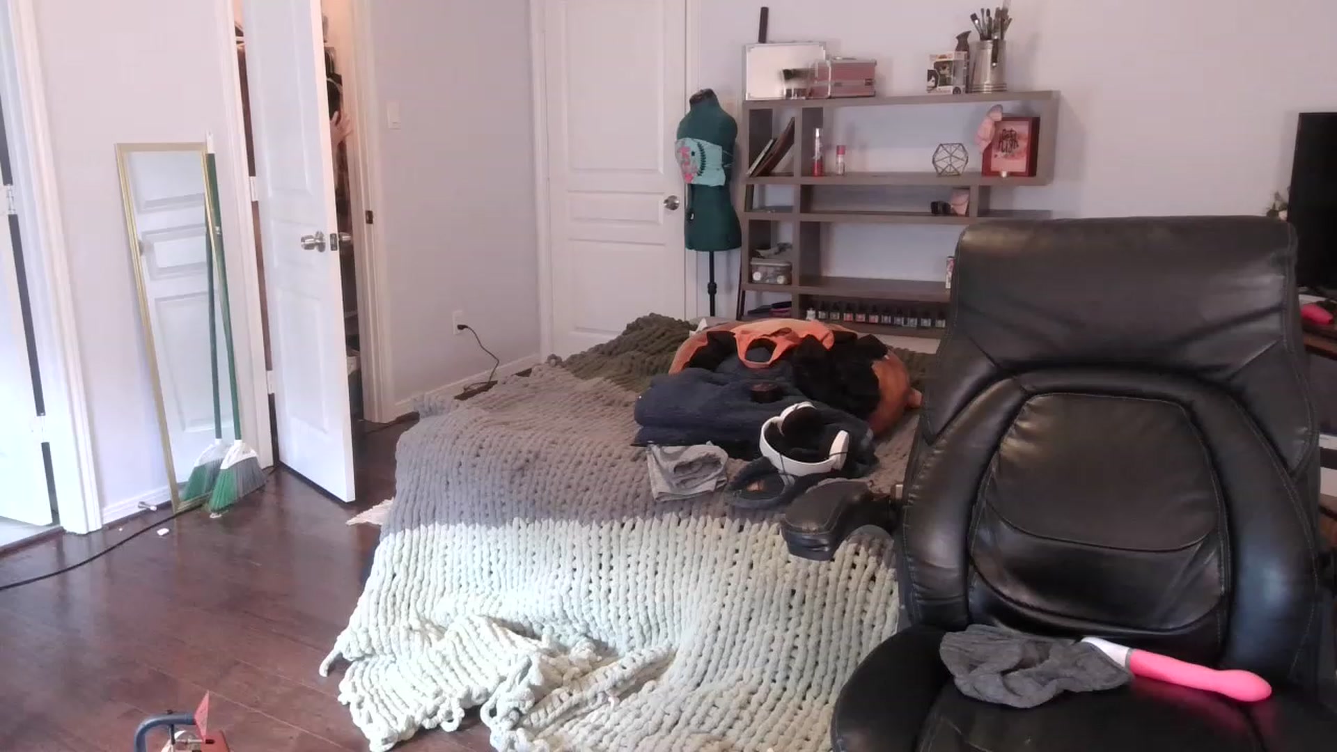 Gallery image thumbnail from Bunnydathug's myfreecams stream on, 02/06/2023, 17:41 image 17 of 20