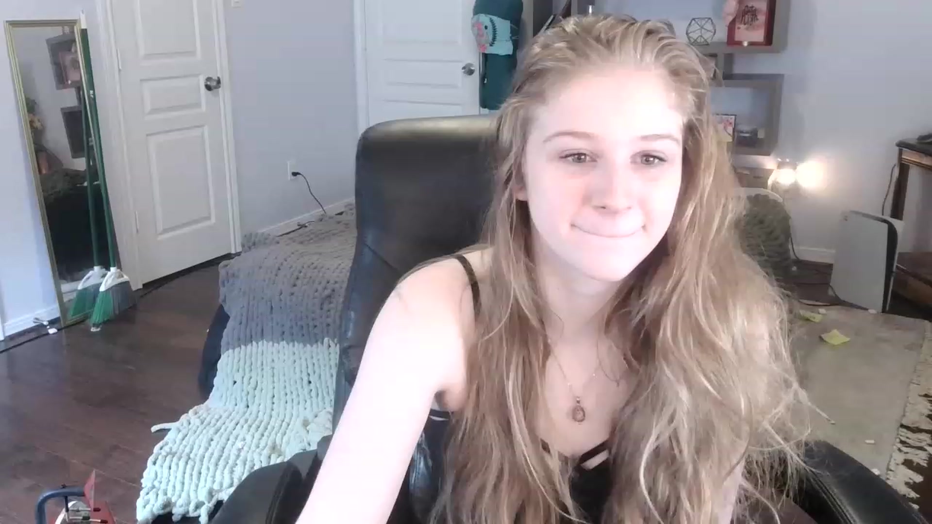 Gallery image thumbnail from Bunnydathug's myfreecams stream on, 02/07/2023, 16:25 image 18 of 20
