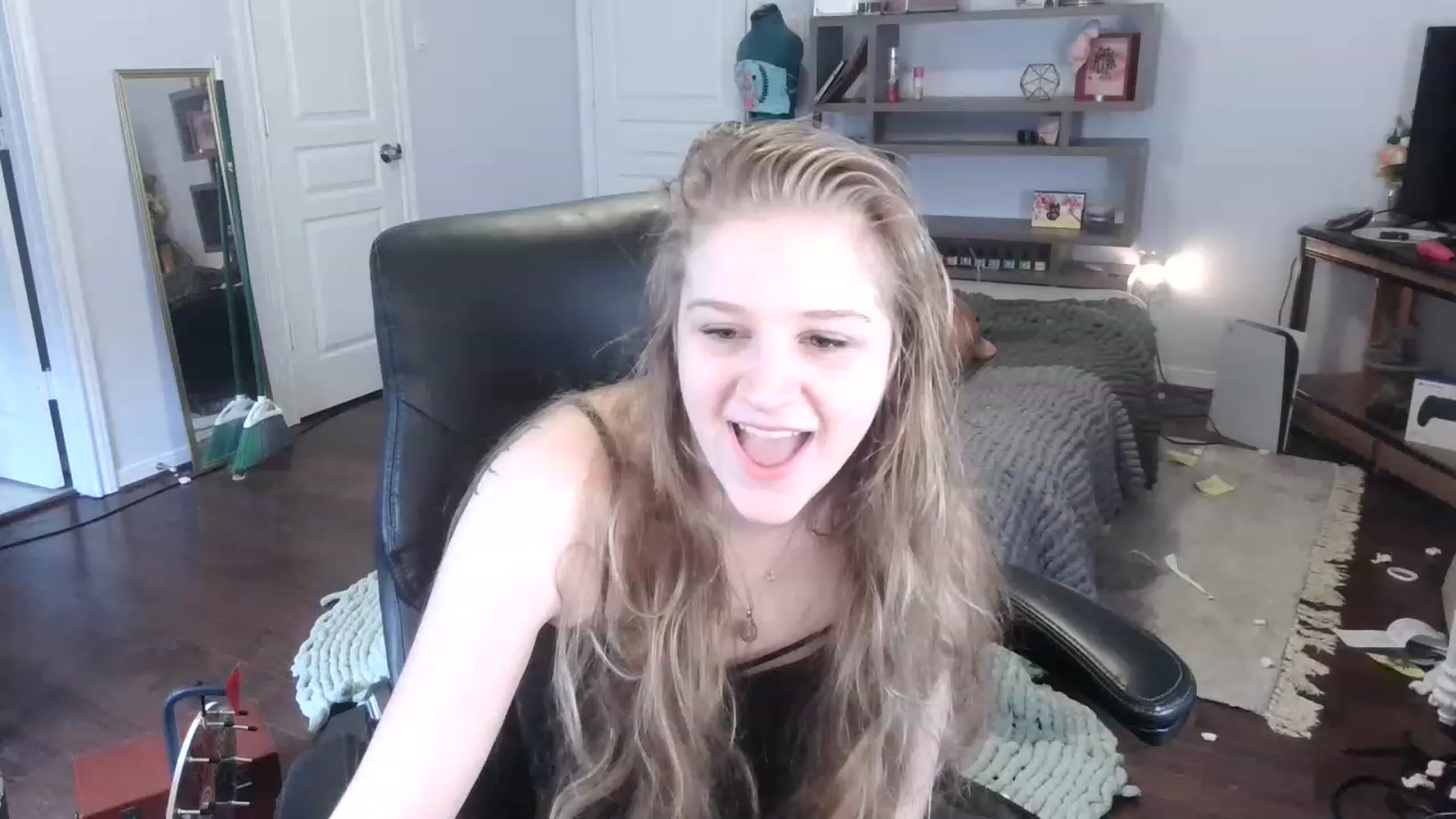 Gallery image thumbnail from Bunnydathug's myfreecams stream on, 02/07/2023, 16:25 image 9 of 20
