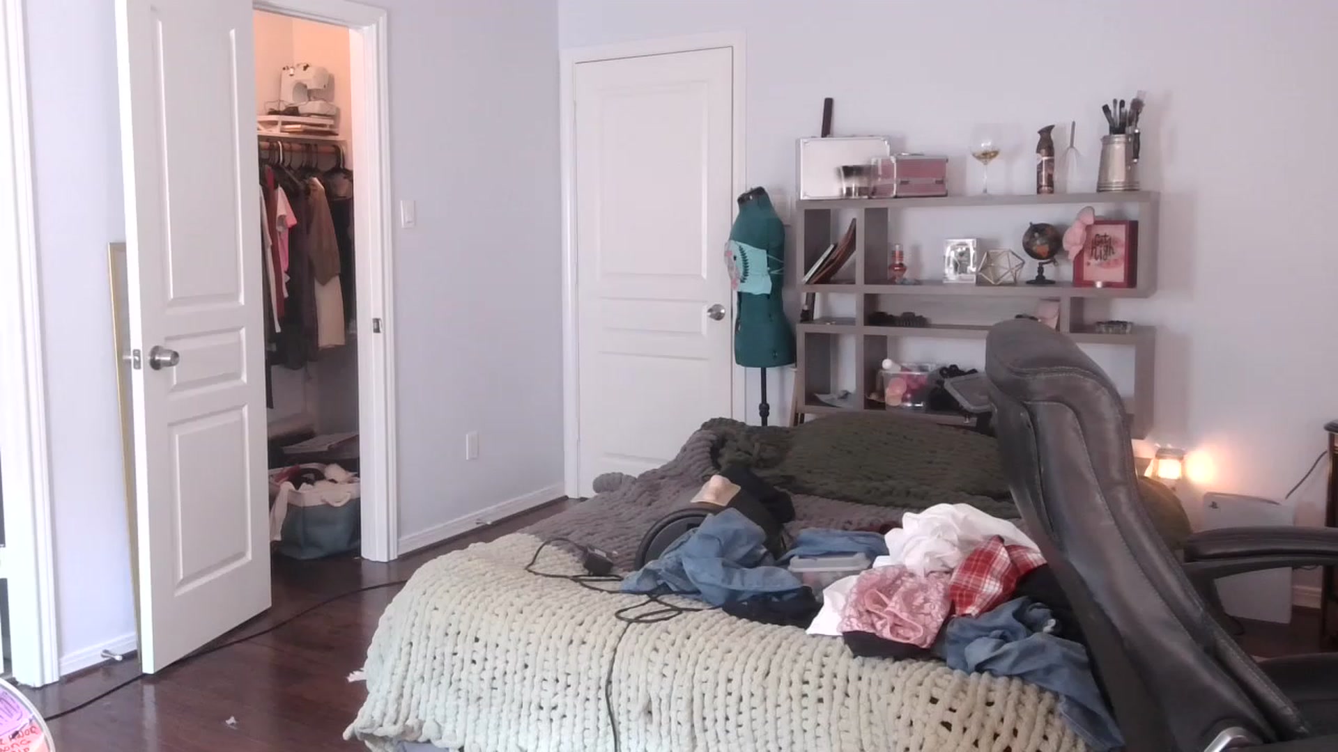 Gallery image thumbnail from Bunnydathug's myfreecams stream on, 02/10/2023, 17:57 image 3 of 20