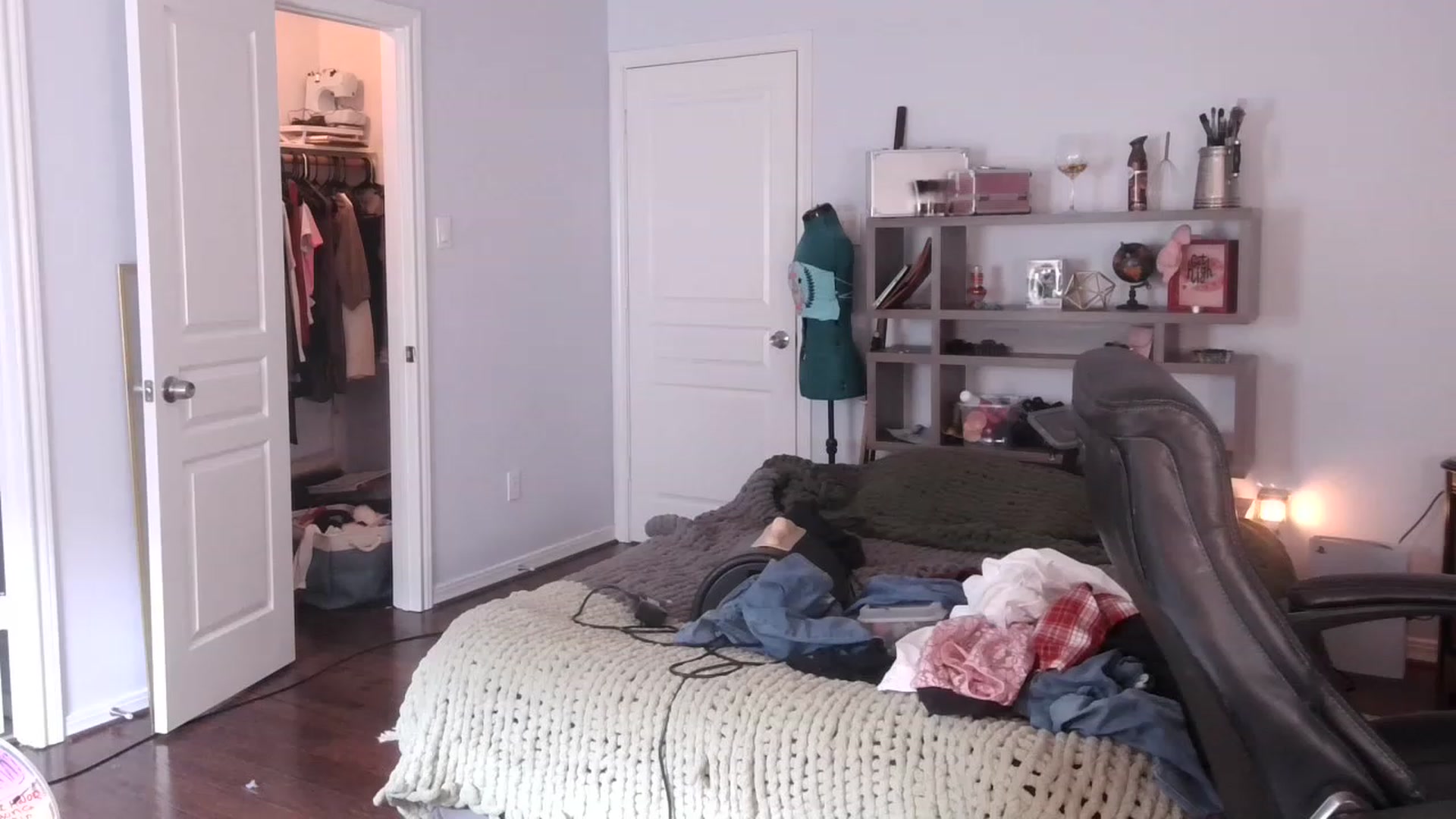 Gallery image thumbnail from Bunnydathug's myfreecams stream on, 02/10/2023, 17:57 image 6 of 20