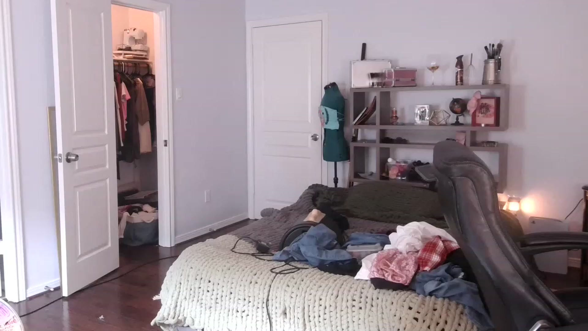 Gallery image thumbnail from Bunnydathug's myfreecams stream on, 02/10/2023, 17:57 image 5 of 20