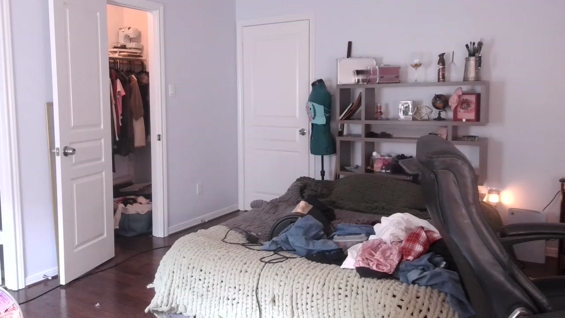 Gallery image thumbnail from Bunnydathug's myfreecams stream on, 02/10/2023, 17:57 image 8 of 20