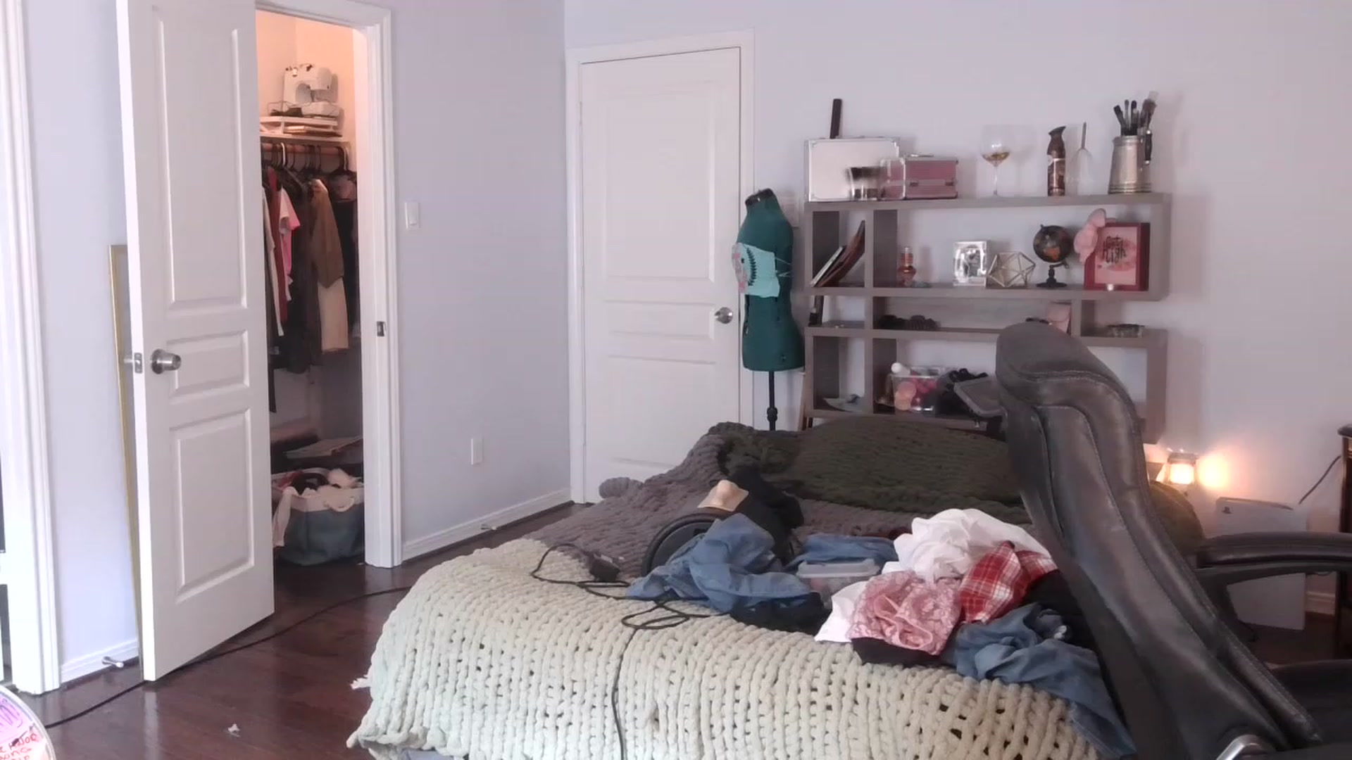 Gallery image thumbnail from Bunnydathug's myfreecams stream on, 02/10/2023, 17:57 image 4 of 20
