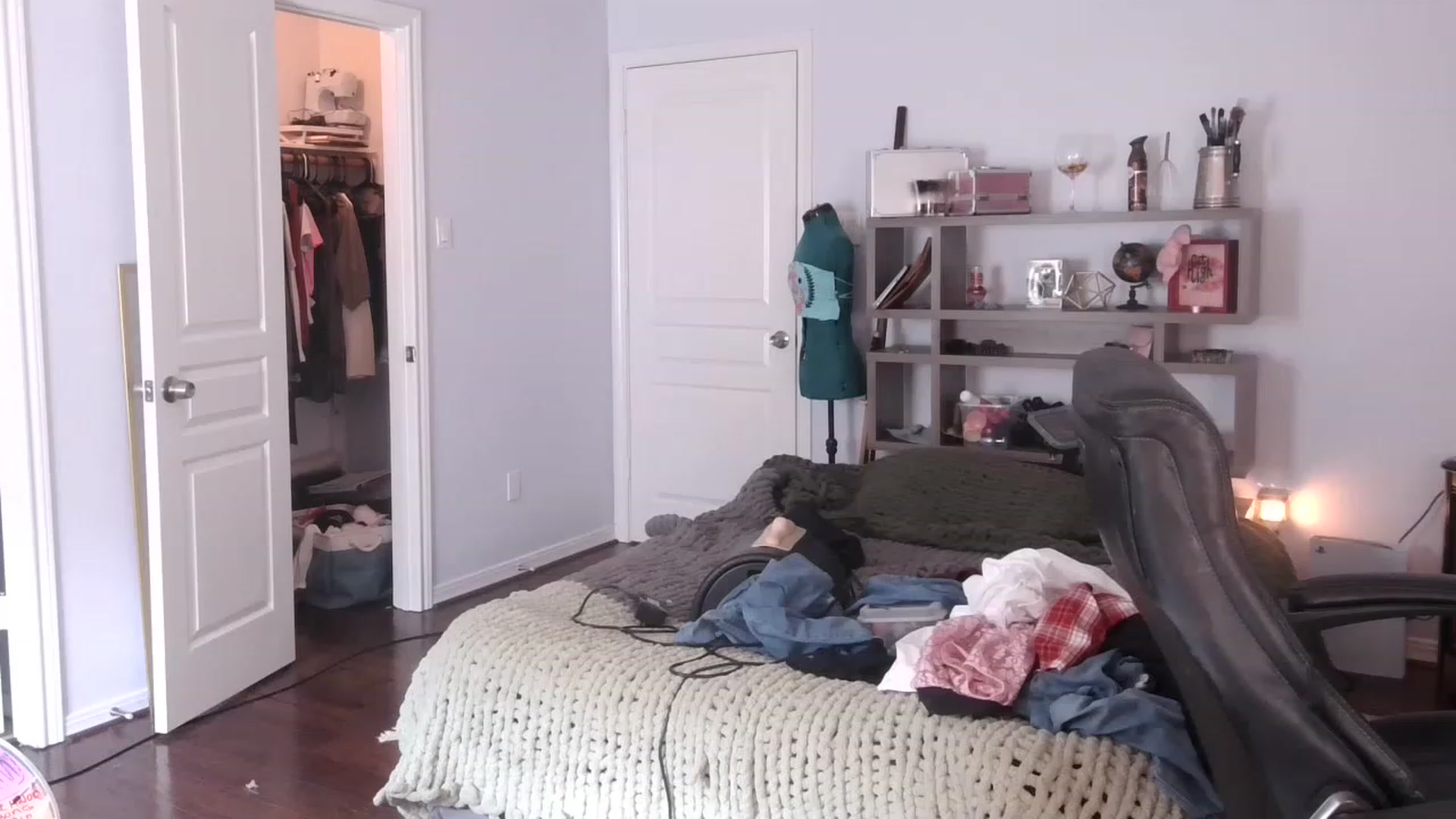 Gallery image thumbnail from Bunnydathug's myfreecams stream on, 02/10/2023, 17:57 image 7 of 20