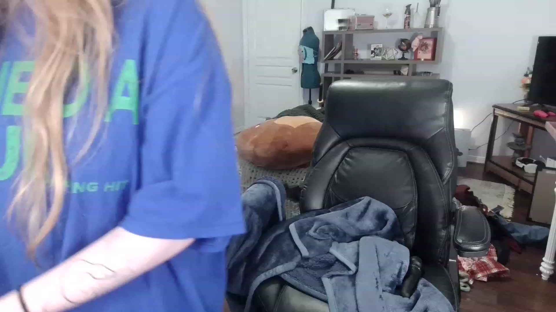 Gallery image thumbnail from Bunnydathug's myfreecams stream on, 02/13/2023, 20:21 image 18 of 20