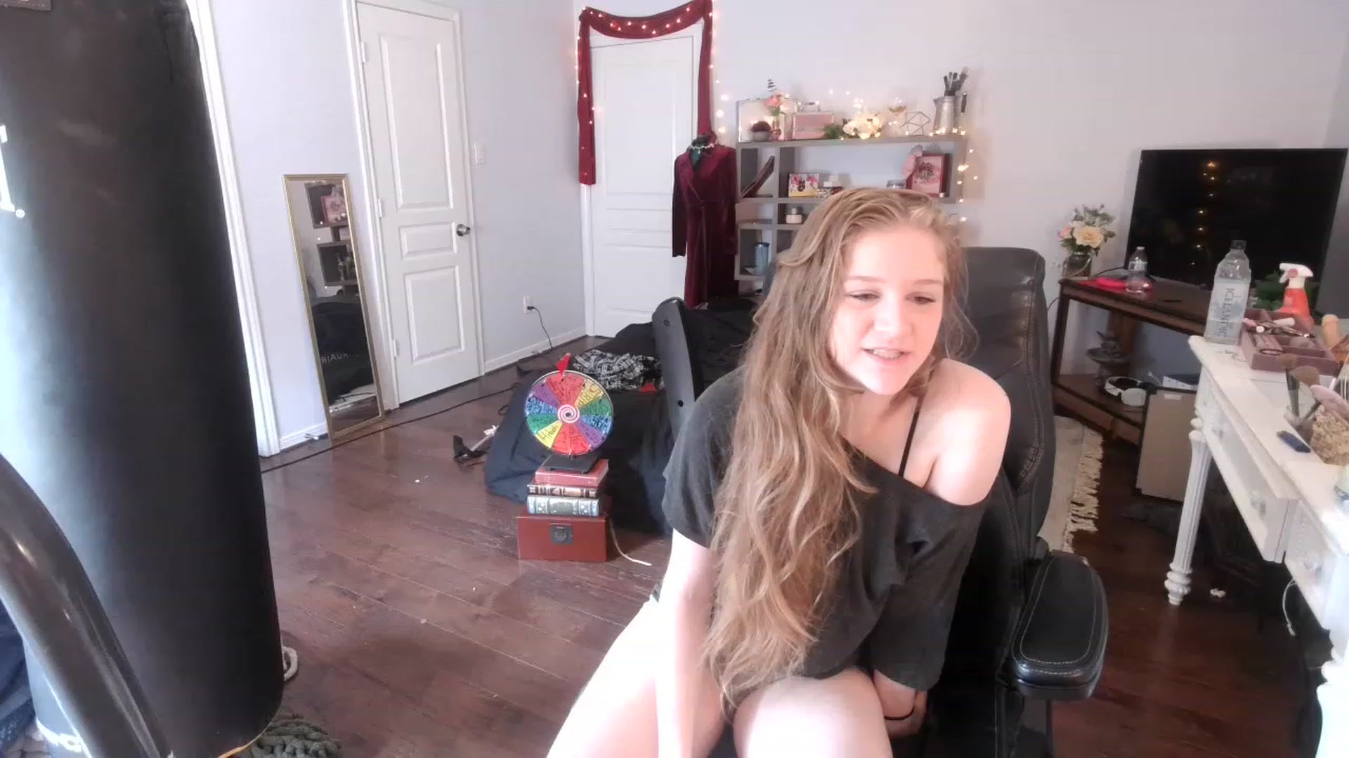 Gallery image thumbnail from Bunnydathug's myfreecams stream on, 02/23/2023, 18:07 image 6 of 20