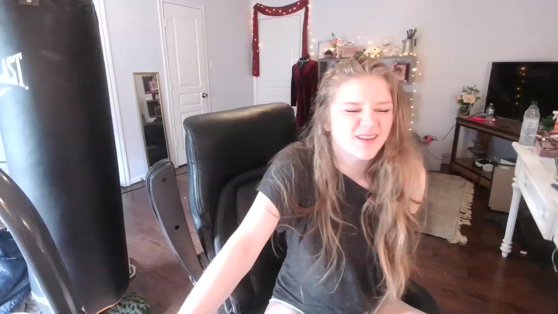 Gallery image thumbnail from Bunnydathug's myfreecams stream on, 02/23/2023, 18:07 image 1 of 20