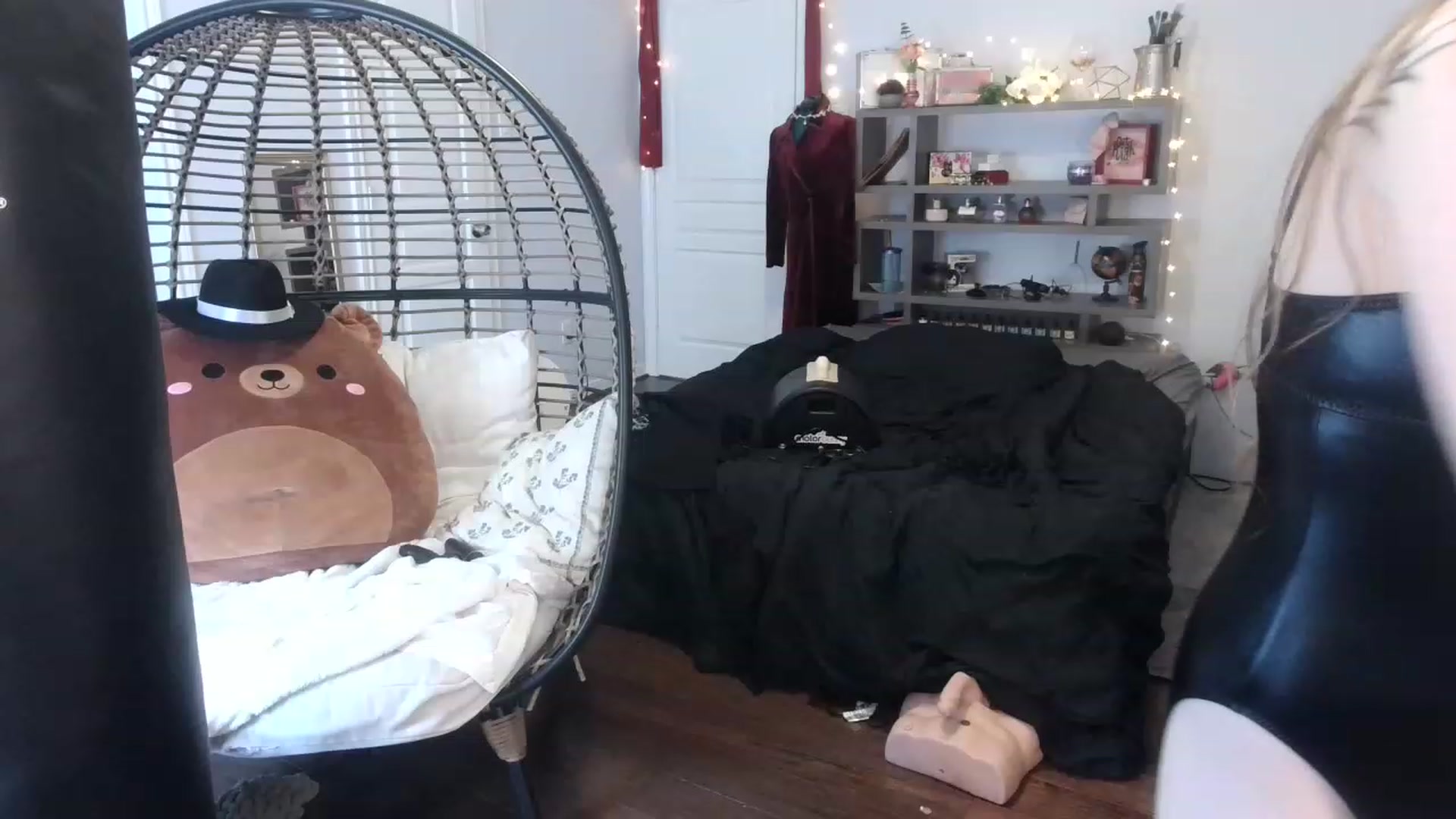 Gallery image thumbnail from Bunnydathug's myfreecams stream on, 02/24/2023, 20:00 image 18 of 20