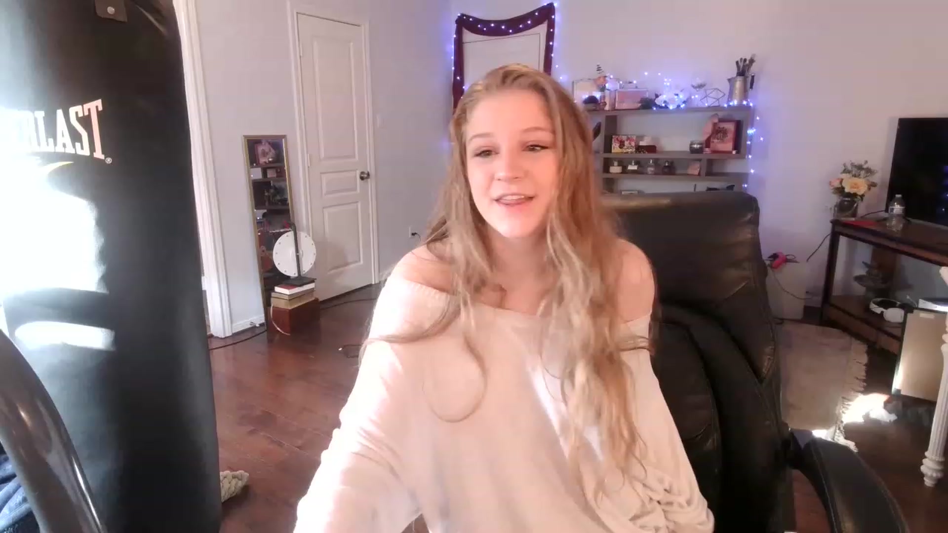 Gallery image thumbnail from Bunnydathug's myfreecams stream on, 02/25/2023, 17:10 image 2 of 20