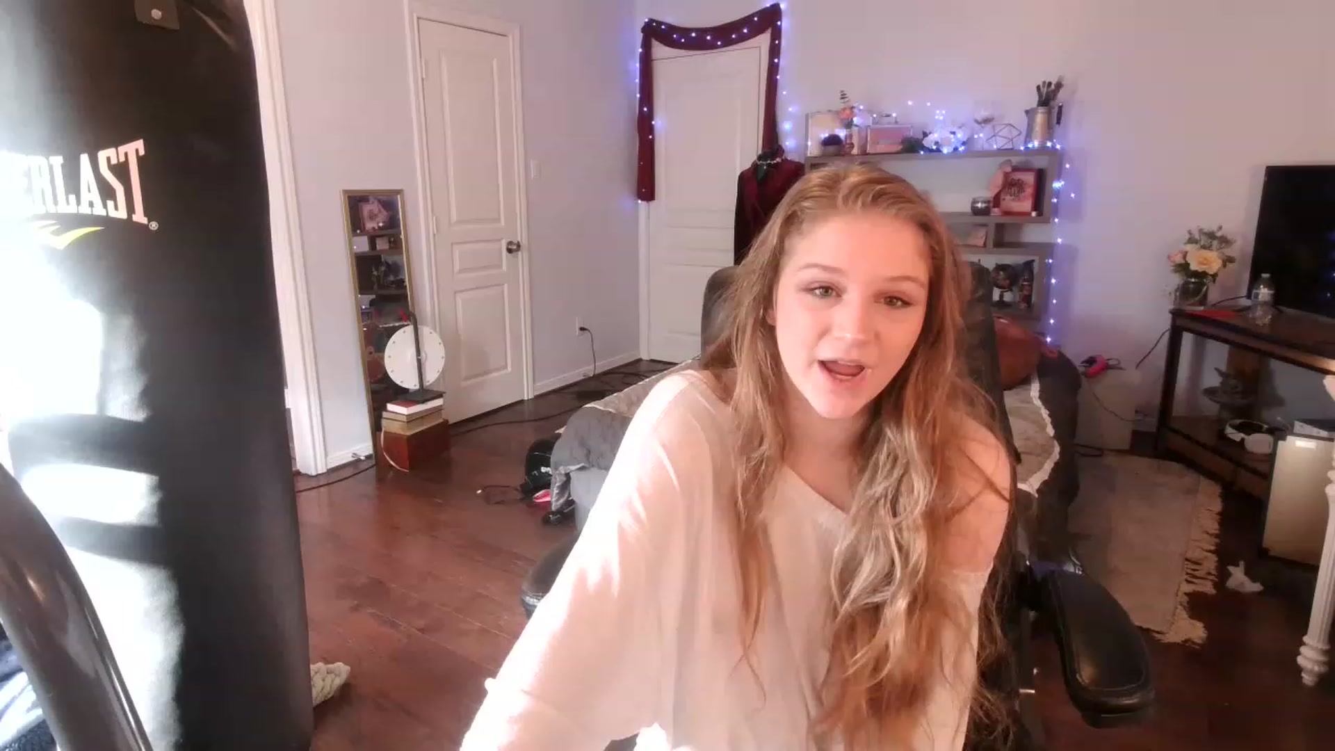 Gallery image thumbnail from Bunnydathug's myfreecams stream on, 02/25/2023, 17:10 image 3 of 20