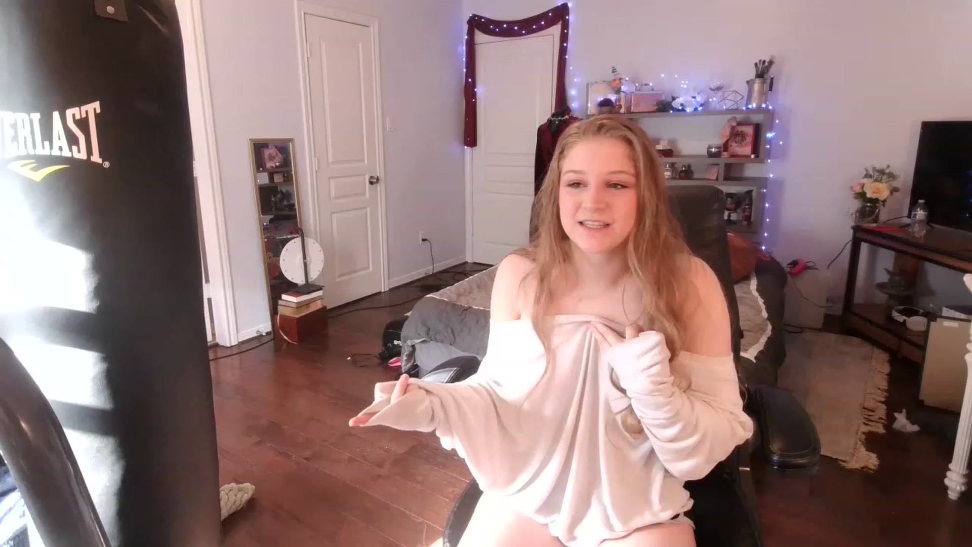 Gallery image thumbnail from Bunnydathug's myfreecams stream on, 02/25/2023, 17:10 image 4 of 20
