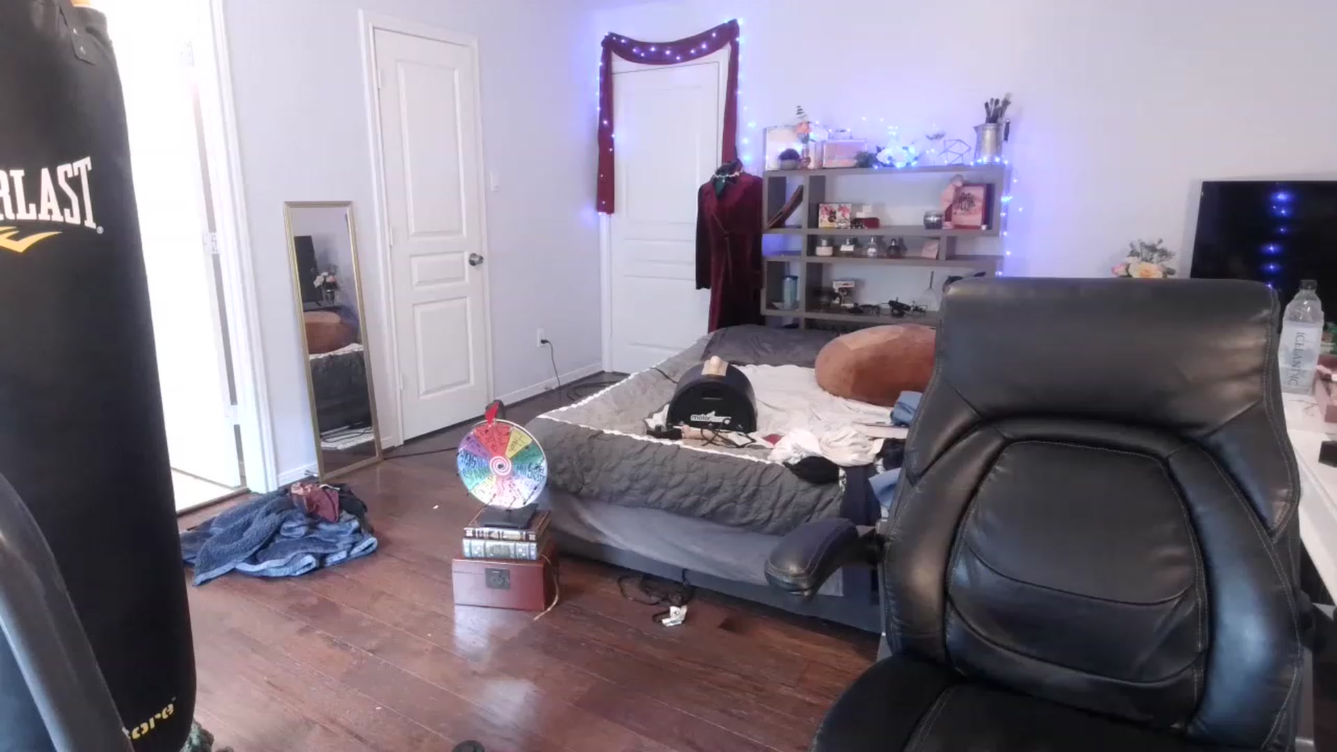 Gallery image thumbnail from Bunnydathug's myfreecams stream on, 02/27/2023, 18:41 image 3 of 20