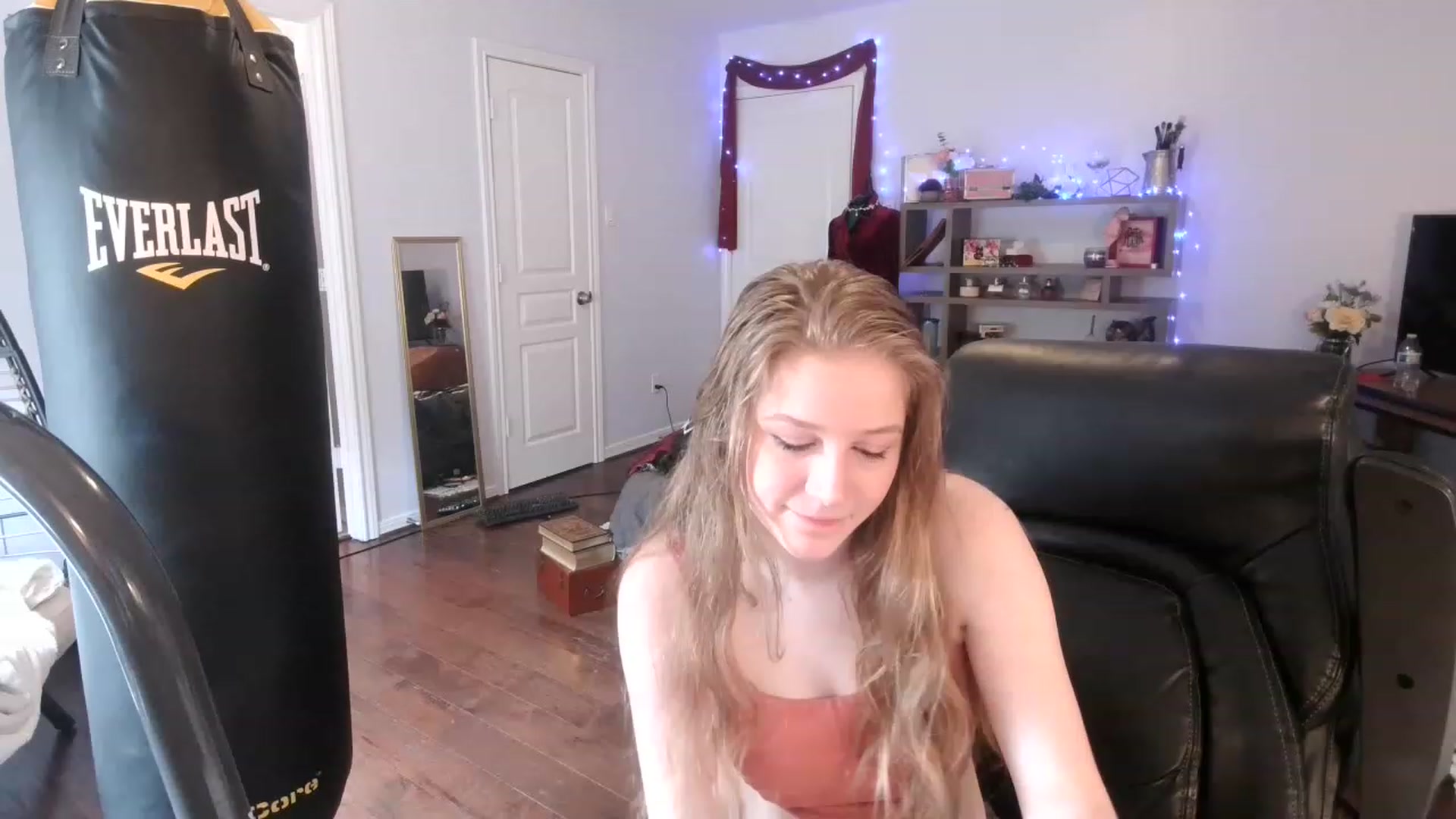 Gallery image thumbnail from Bunnydathug's myfreecams stream on, 03/01/2023, 18:40 image 11 of 20