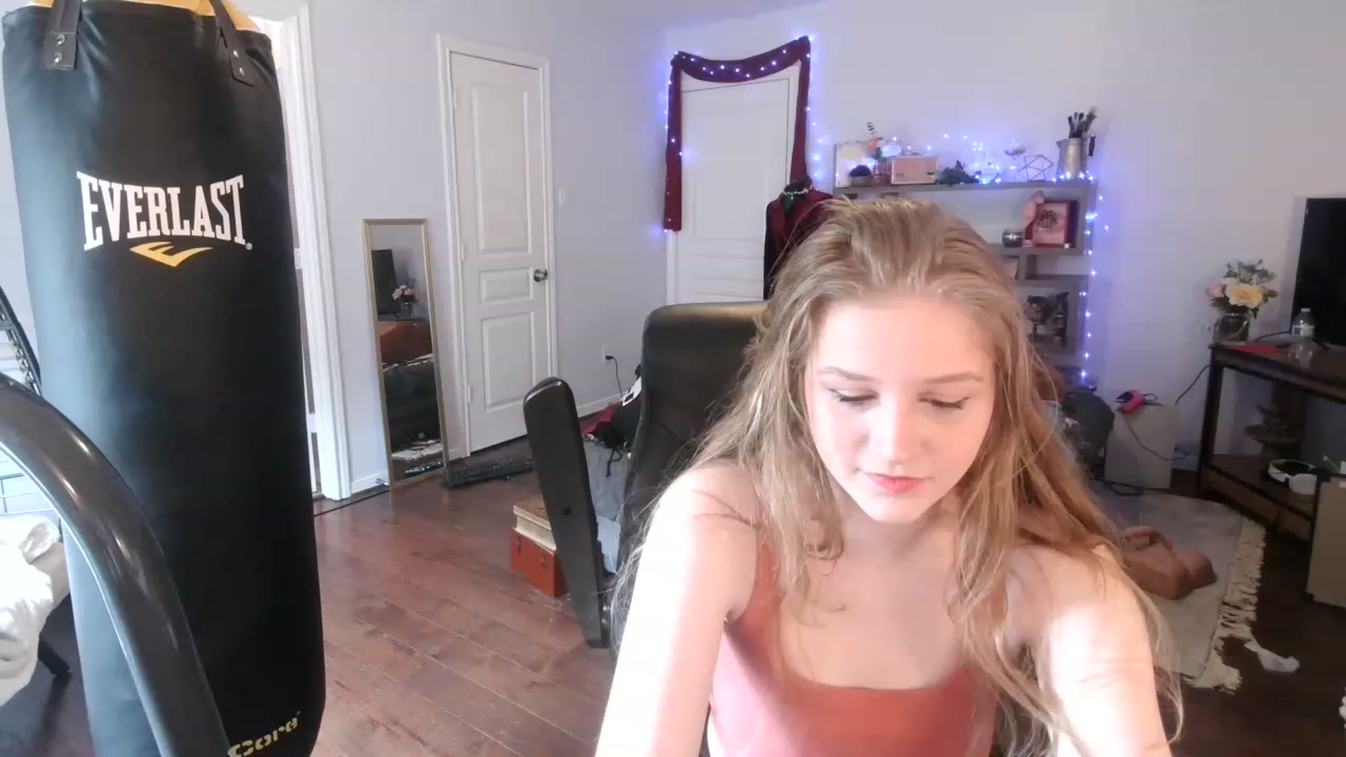 Gallery image thumbnail from Bunnydathug's myfreecams stream on, 03/01/2023, 18:40 image 5 of 20