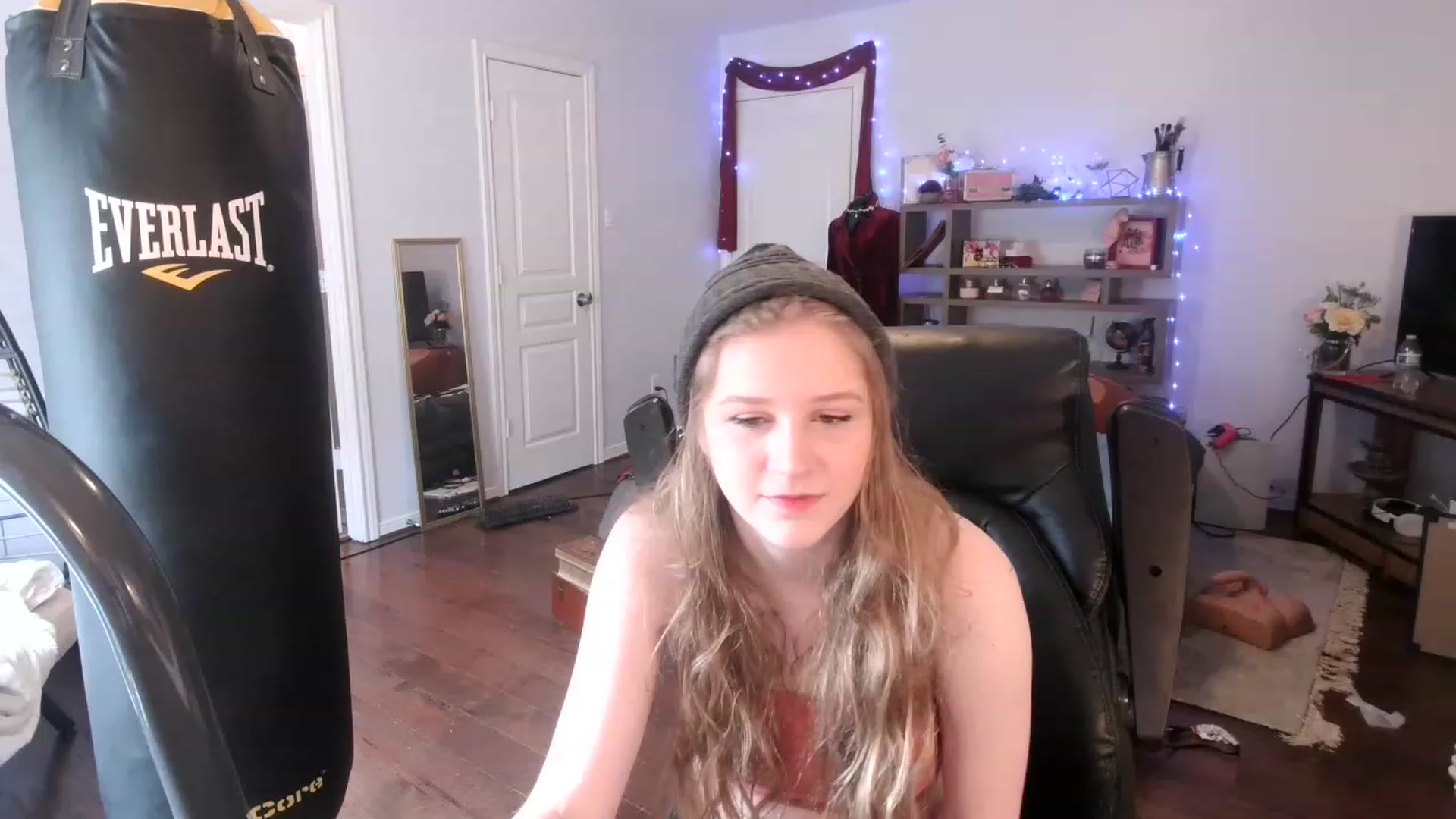 Gallery image thumbnail from Bunnydathug's myfreecams stream on, 03/01/2023, 18:40 image 1 of 20