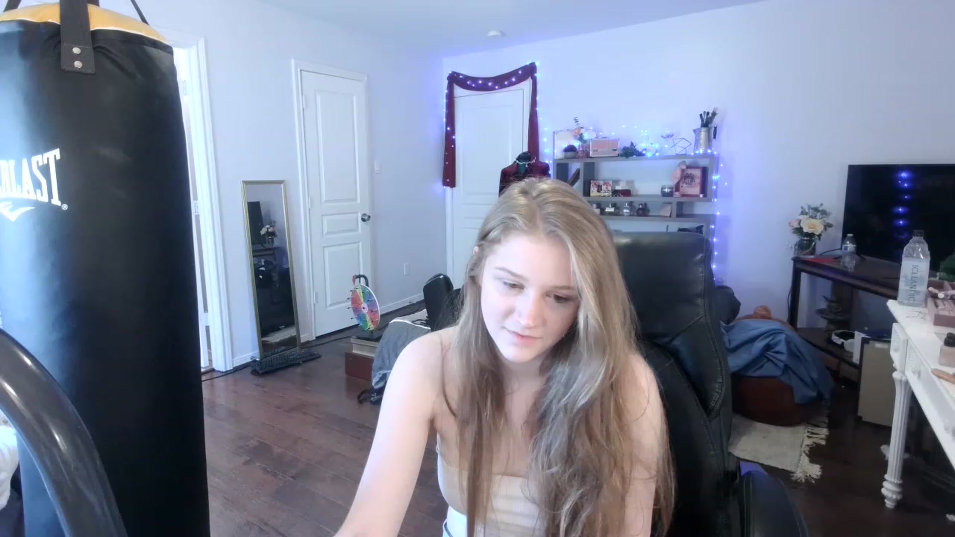 Gallery image thumbnail from Bunnydathug's myfreecams stream on, 03/03/2023, 21:18 image 6 of 20