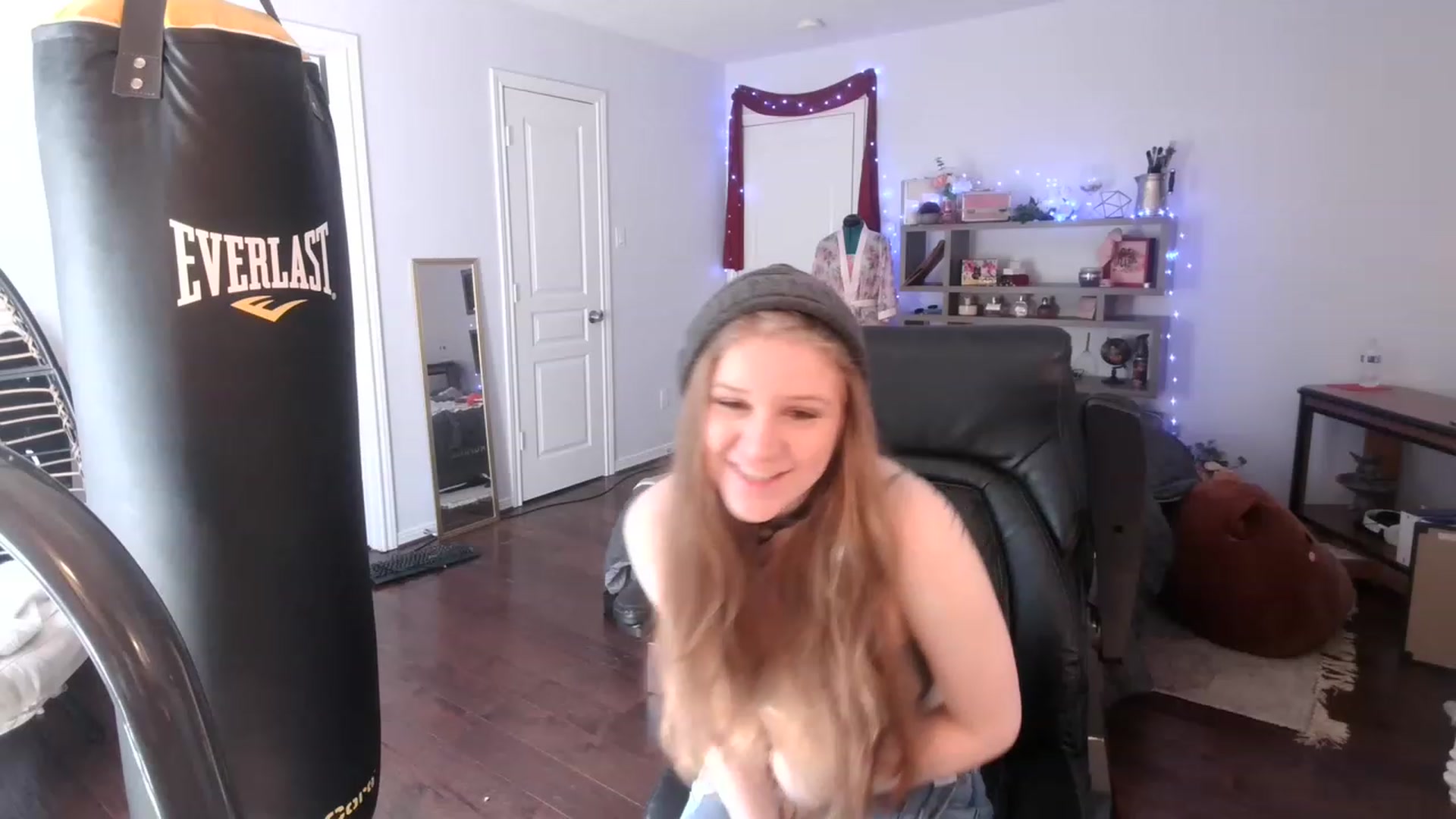 Gallery image thumbnail from Bunnydathug's myfreecams stream on, 03/04/2023, 16:42 image 18 of 20