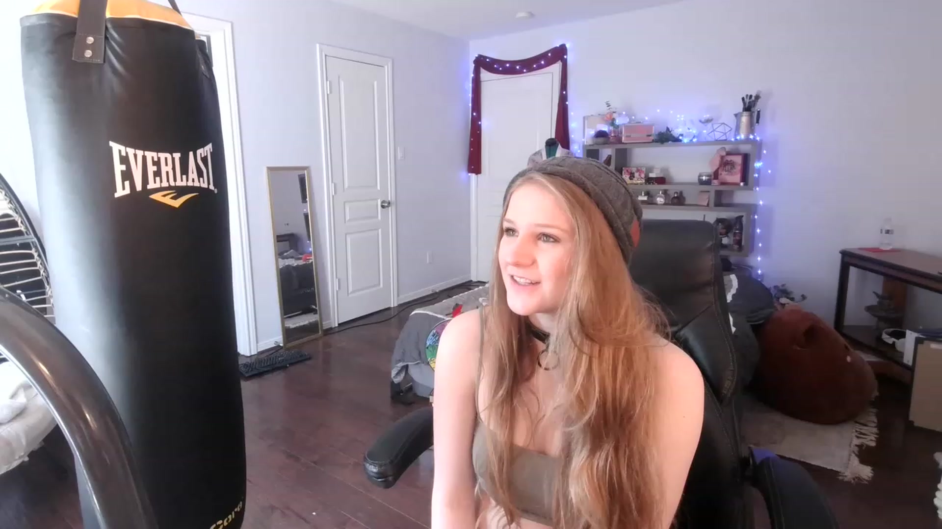 Gallery image thumbnail from Bunnydathug's myfreecams stream on, 03/04/2023, 17:09 image 6 of 20