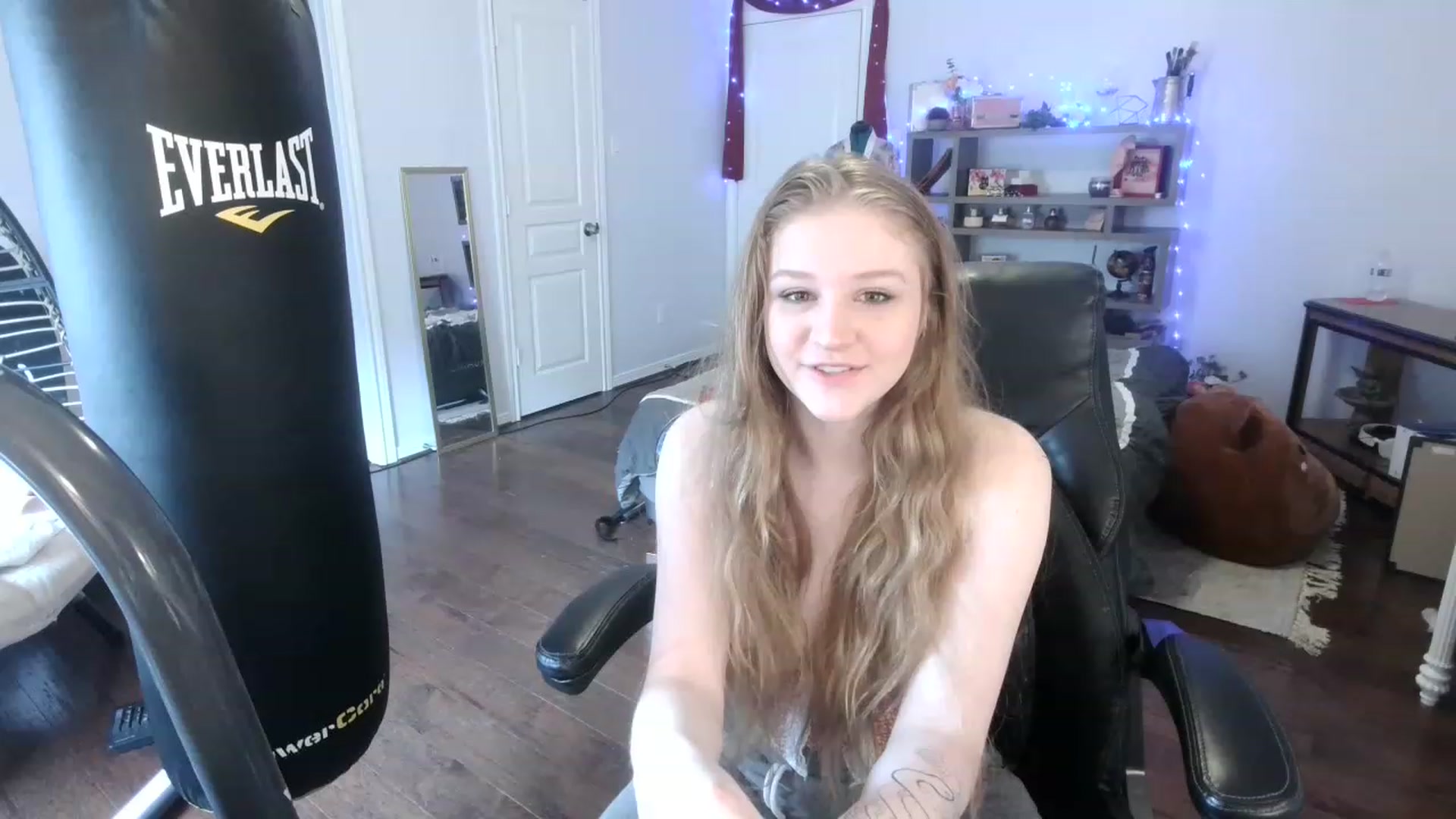 Gallery image thumbnail from Bunnydathug's myfreecams stream on, 03/06/2023, 16:49 image 16 of 20