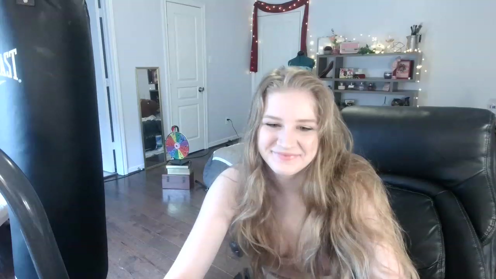 Gallery image thumbnail from Bunnydathug's myfreecams stream on, 03/10/2023, 16:39 image 5 of 20