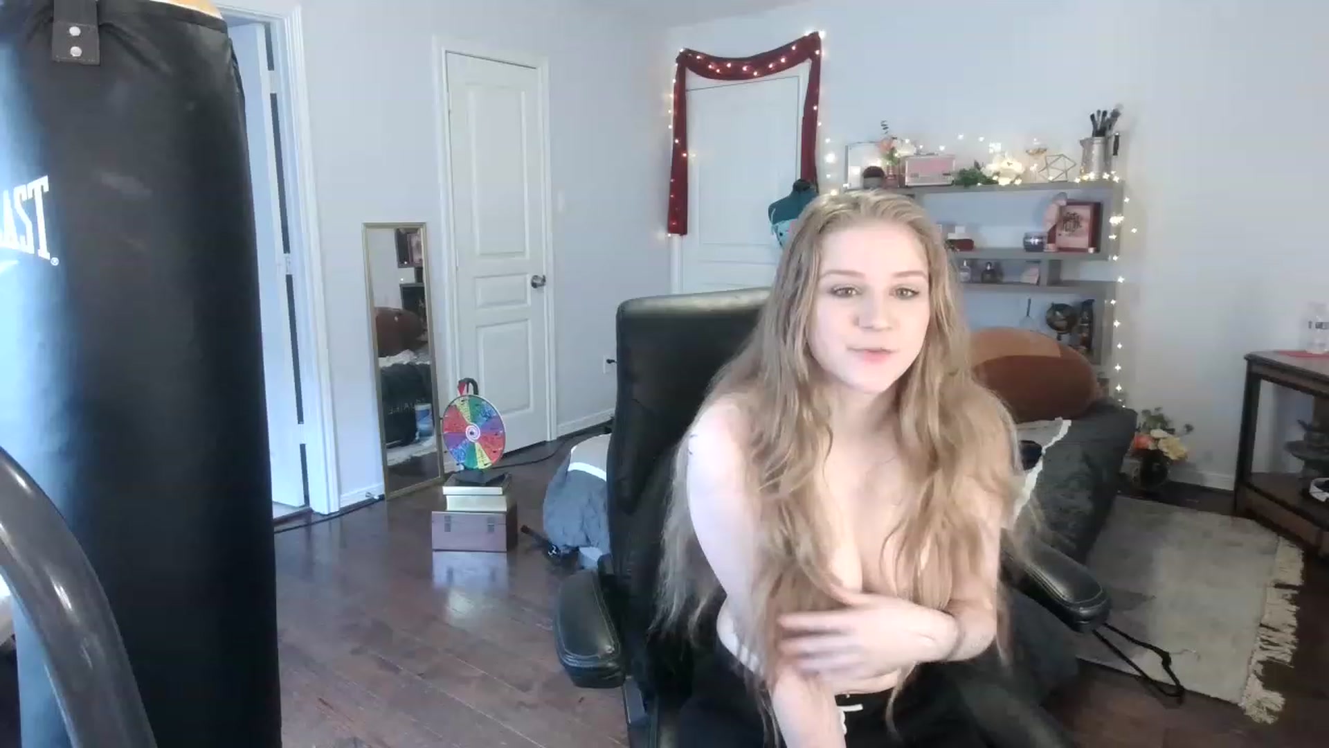 Gallery image thumbnail from Bunnydathug's myfreecams stream on, 03/10/2023, 16:39 image 15 of 20