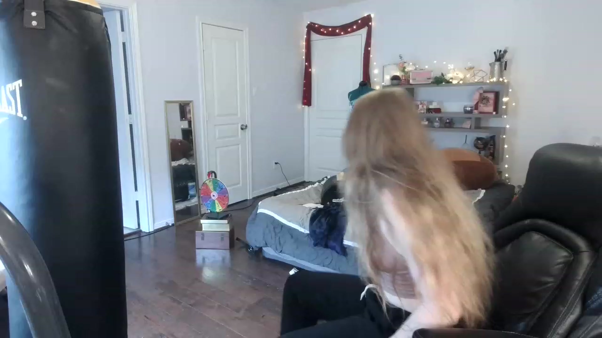 Gallery image thumbnail from Bunnydathug's myfreecams stream on, 03/10/2023, 16:39 image 18 of 20
