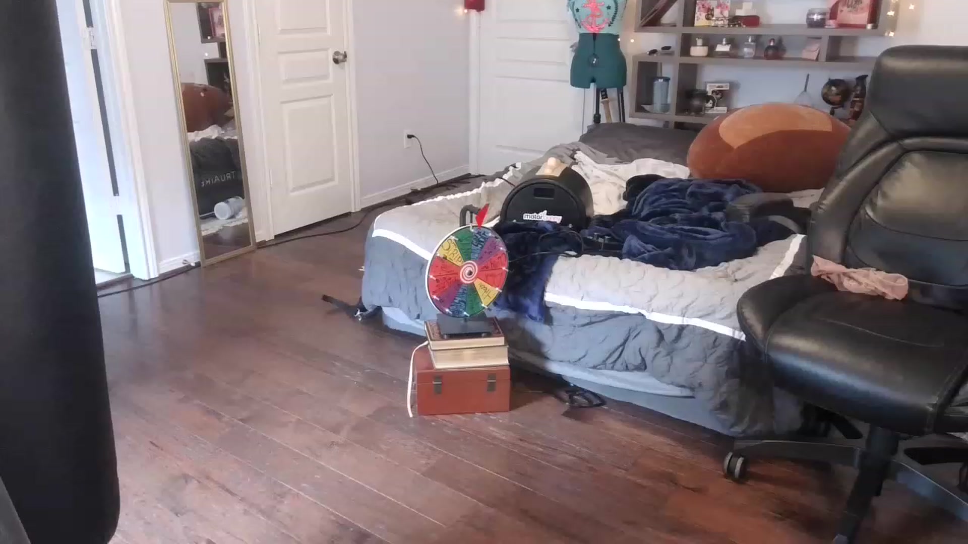 Gallery image thumbnail from Bunnydathug's myfreecams stream on, 03/10/2023, 18:35 image 15 of 20