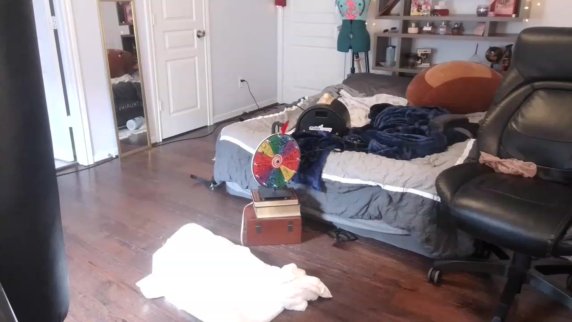 Gallery image thumbnail from Bunnydathug's myfreecams stream on, 03/10/2023, 18:35 image 16 of 20