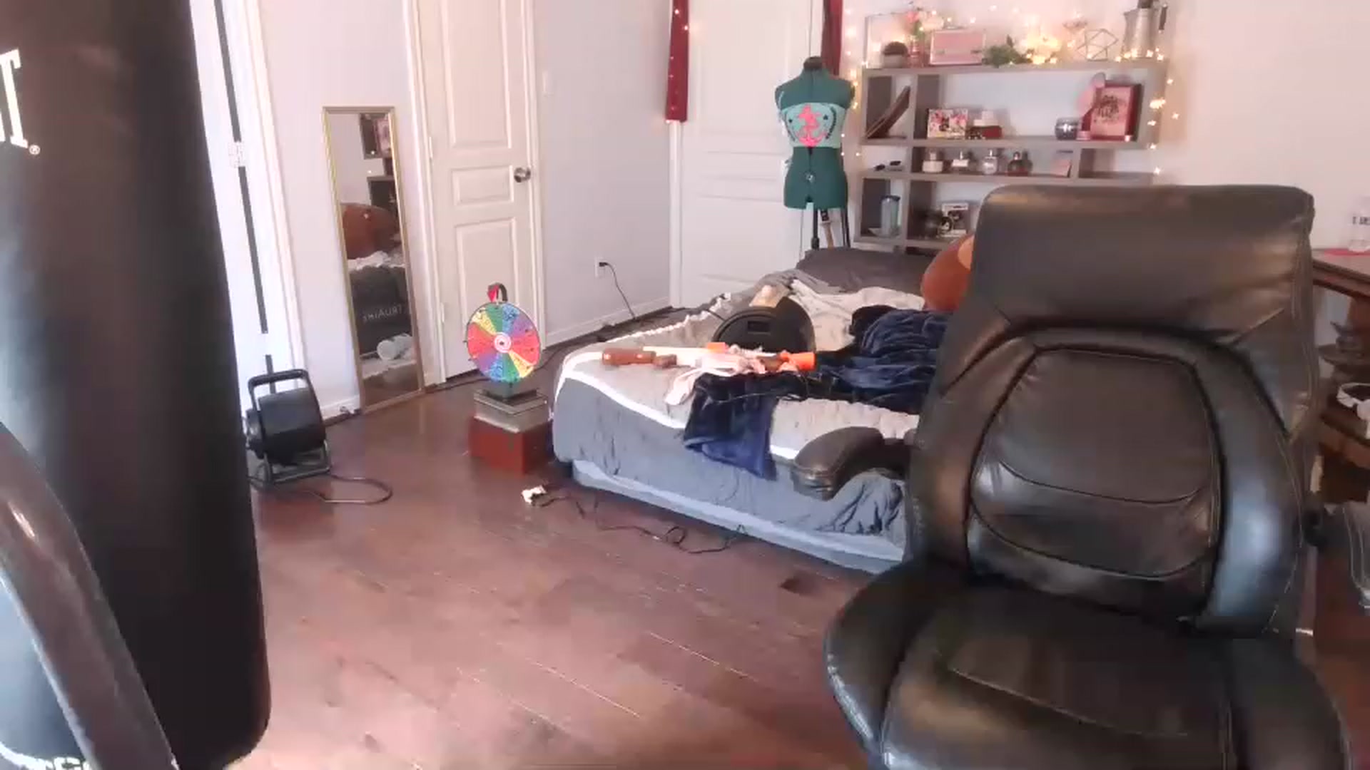 Gallery image thumbnail from Bunnydathug's myfreecams stream on, 03/11/2023, 18:36 image 8 of 20