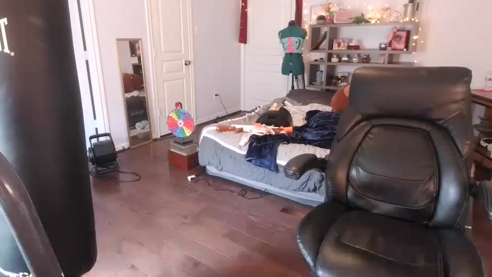 Gallery image thumbnail from Bunnydathug's myfreecams stream on, 03/11/2023, 18:36 image 7 of 20