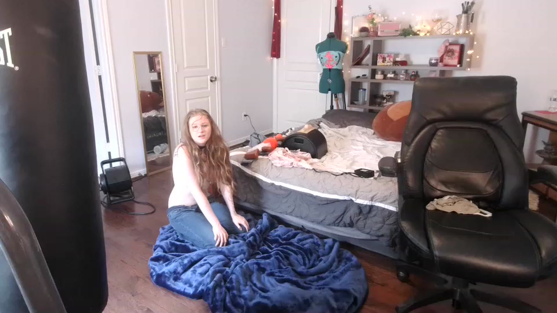 Gallery image thumbnail from Bunnydathug's myfreecams stream on, 03/12/2023, 20:46 image 13 of 20