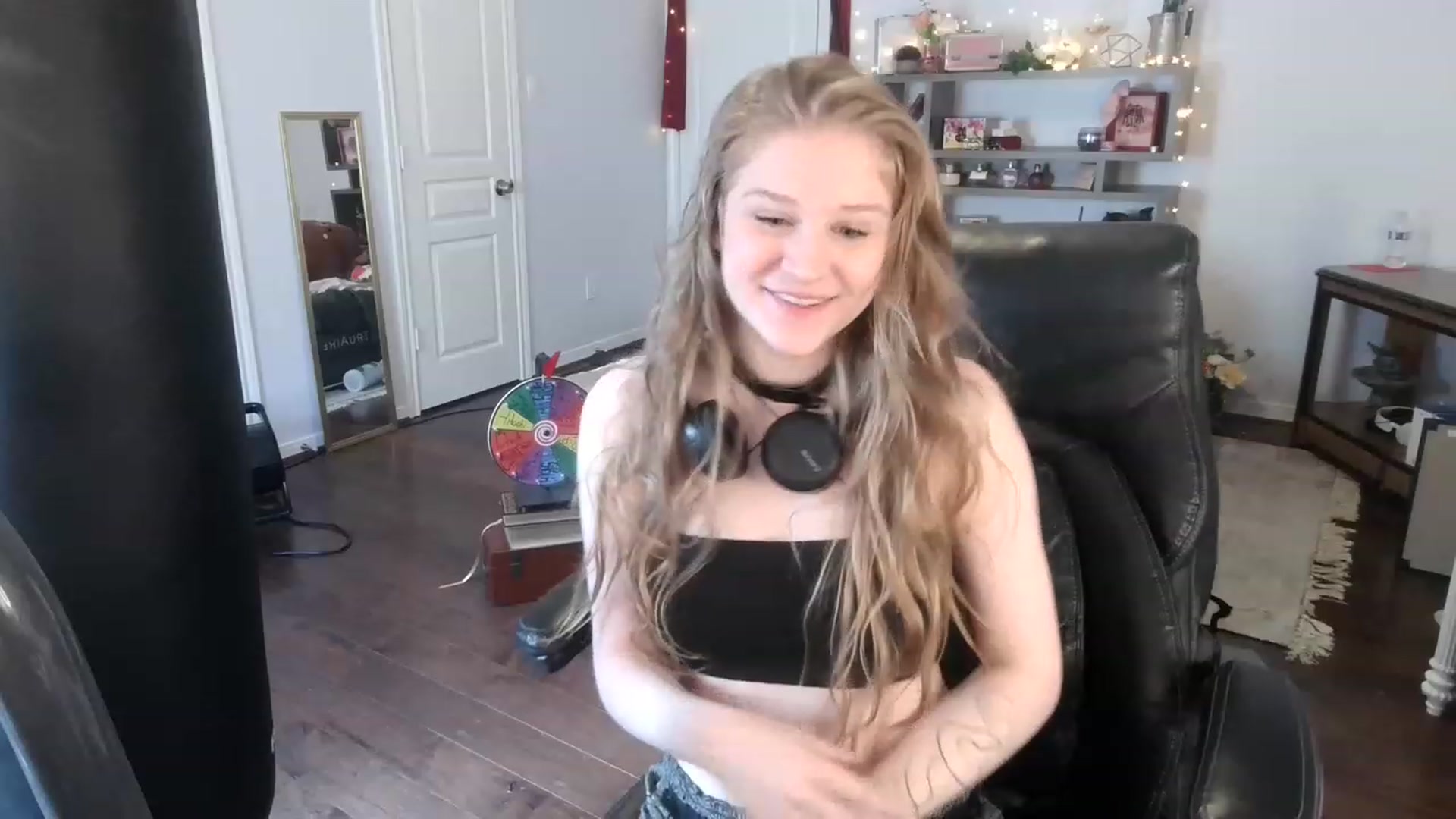 Gallery image thumbnail from Bunnydathug's myfreecams stream on, 03/13/2023, 19:08 image 17 of 20