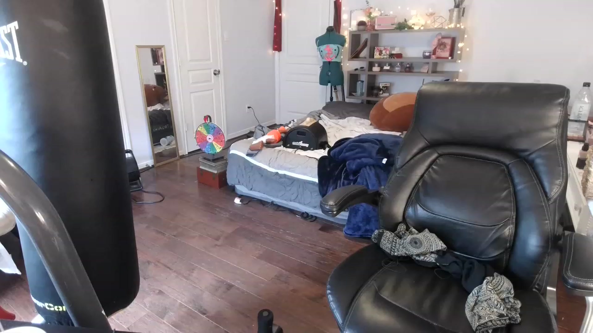 Gallery image thumbnail from Bunnydathug's myfreecams stream on, 03/13/2023, 19:08 image 6 of 20