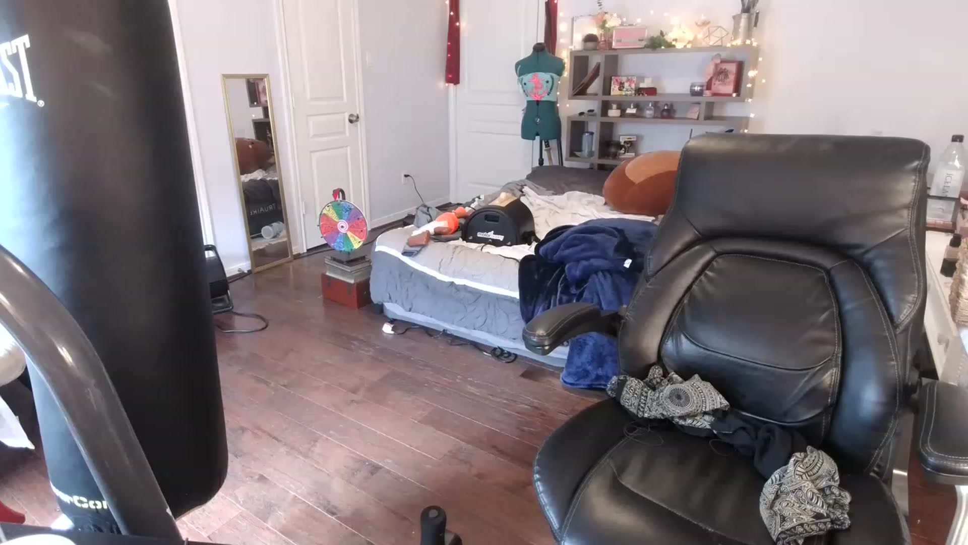 Gallery image thumbnail from Bunnydathug's myfreecams stream on, 03/13/2023, 19:08 image 7 of 20