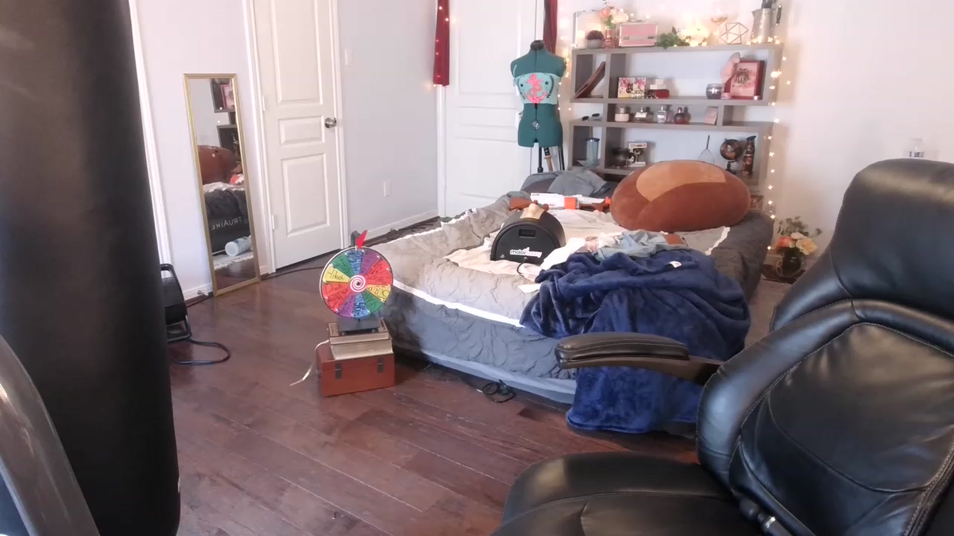 Gallery image thumbnail from Bunnydathug's myfreecams stream on, 03/13/2023, 19:08 image 19 of 20