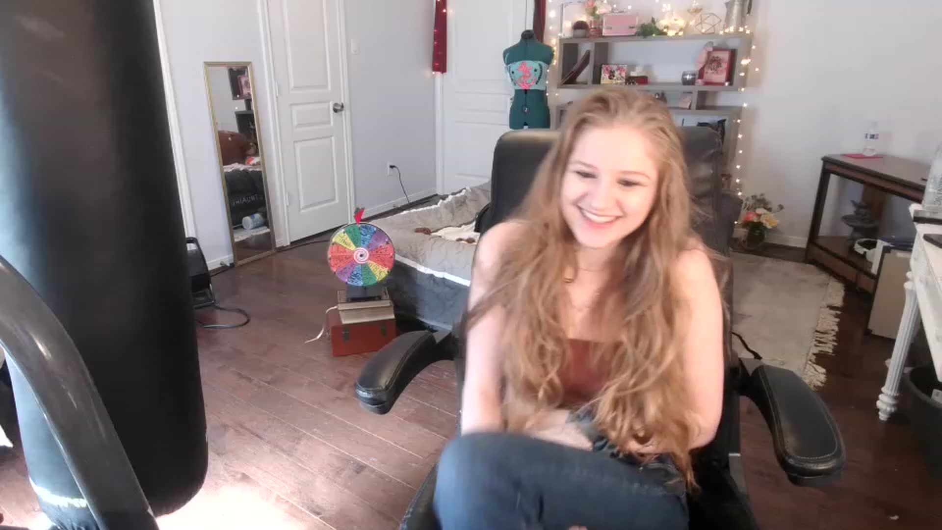 Gallery image thumbnail from Bunnydathug's myfreecams stream on, 03/14/2023, 16:19 image 15 of 20