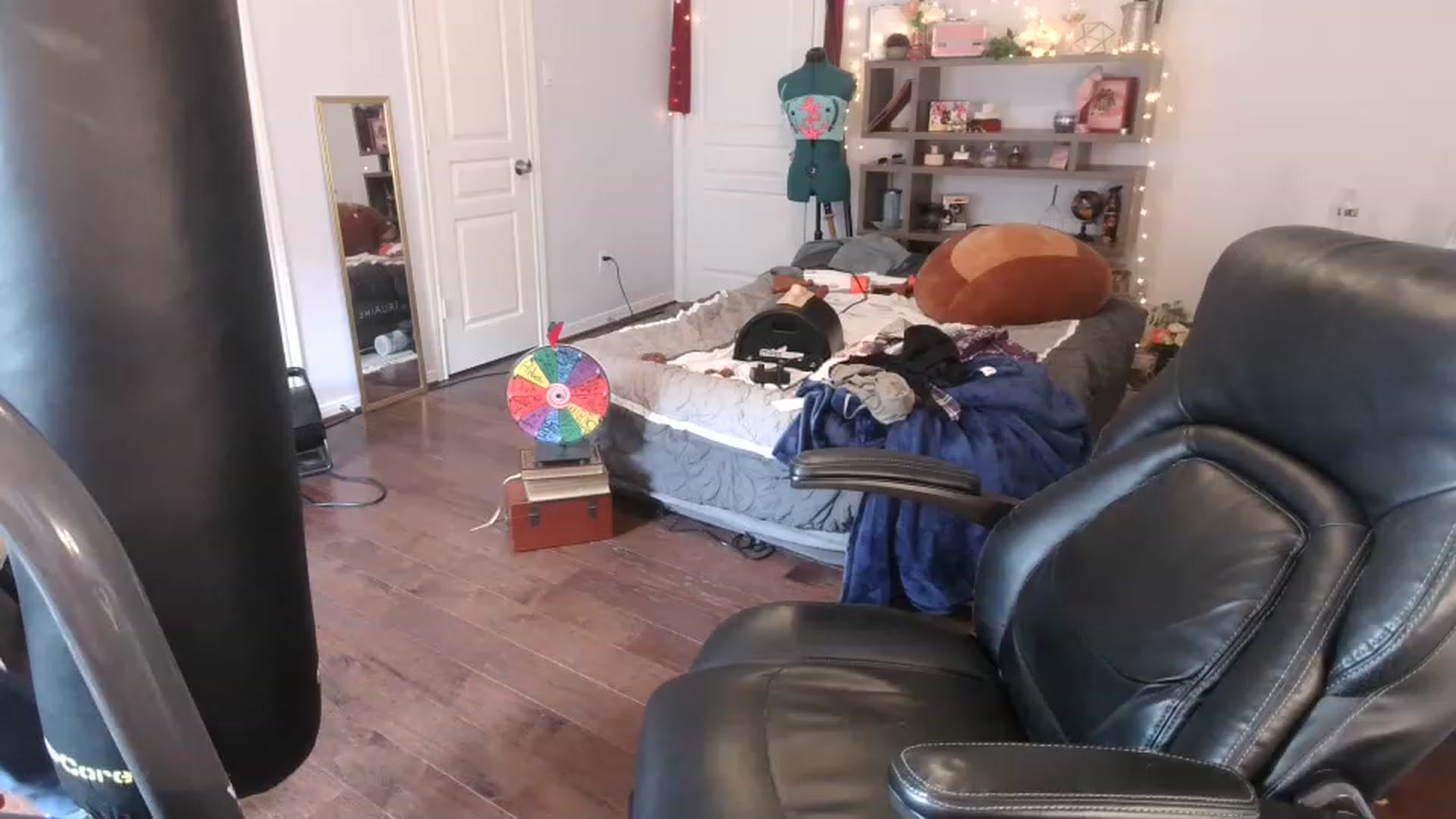 Gallery image thumbnail from Bunnydathug's myfreecams stream on, 03/14/2023, 16:19 image 4 of 20