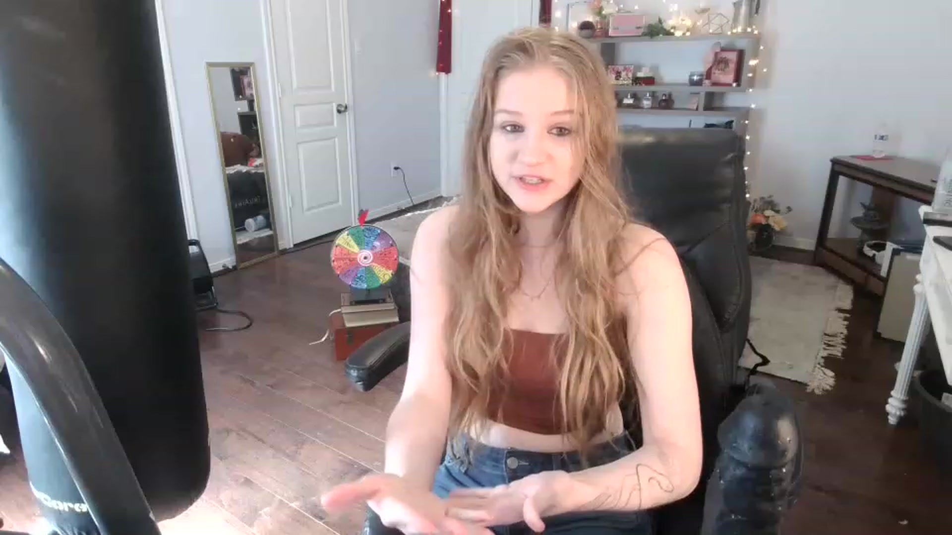 Gallery image thumbnail from Bunnydathug's myfreecams stream on, 03/14/2023, 16:19 image 17 of 20