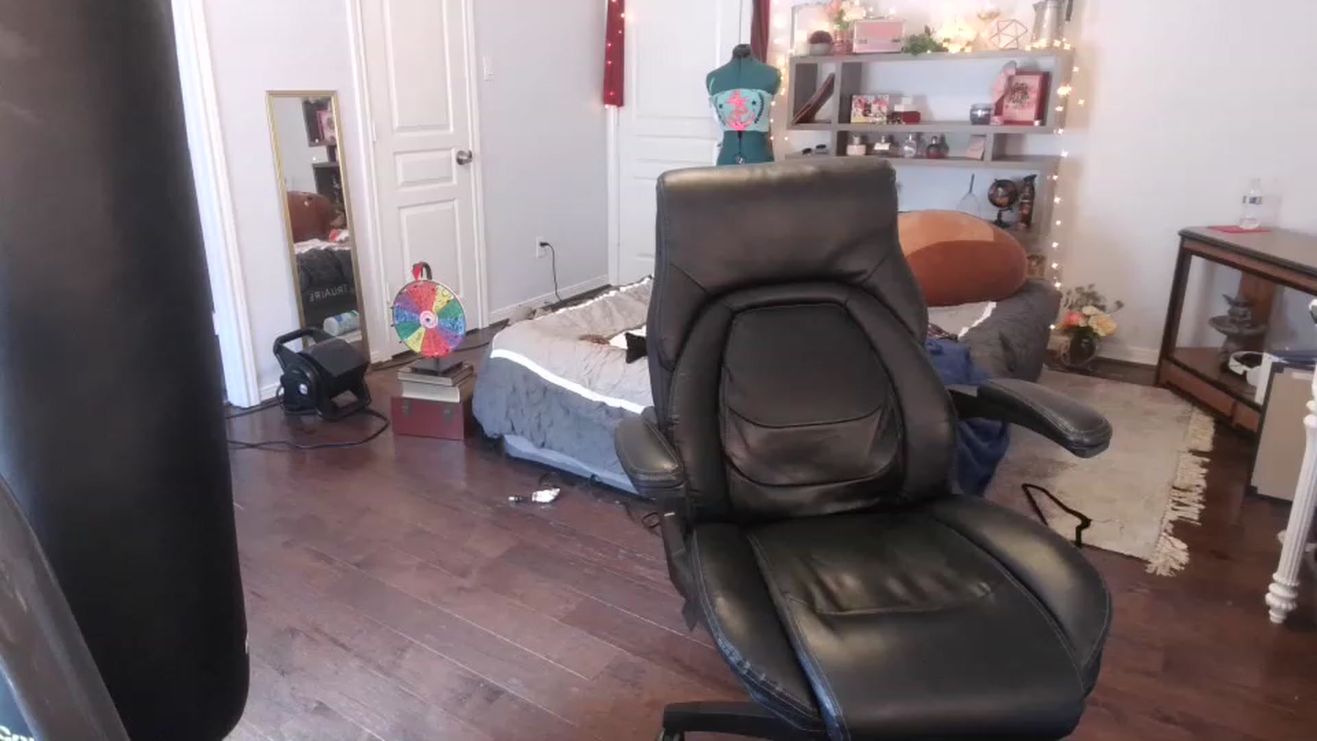 Gallery image thumbnail from Bunnydathug's myfreecams stream on, 03/15/2023, 17:40 image 16 of 20