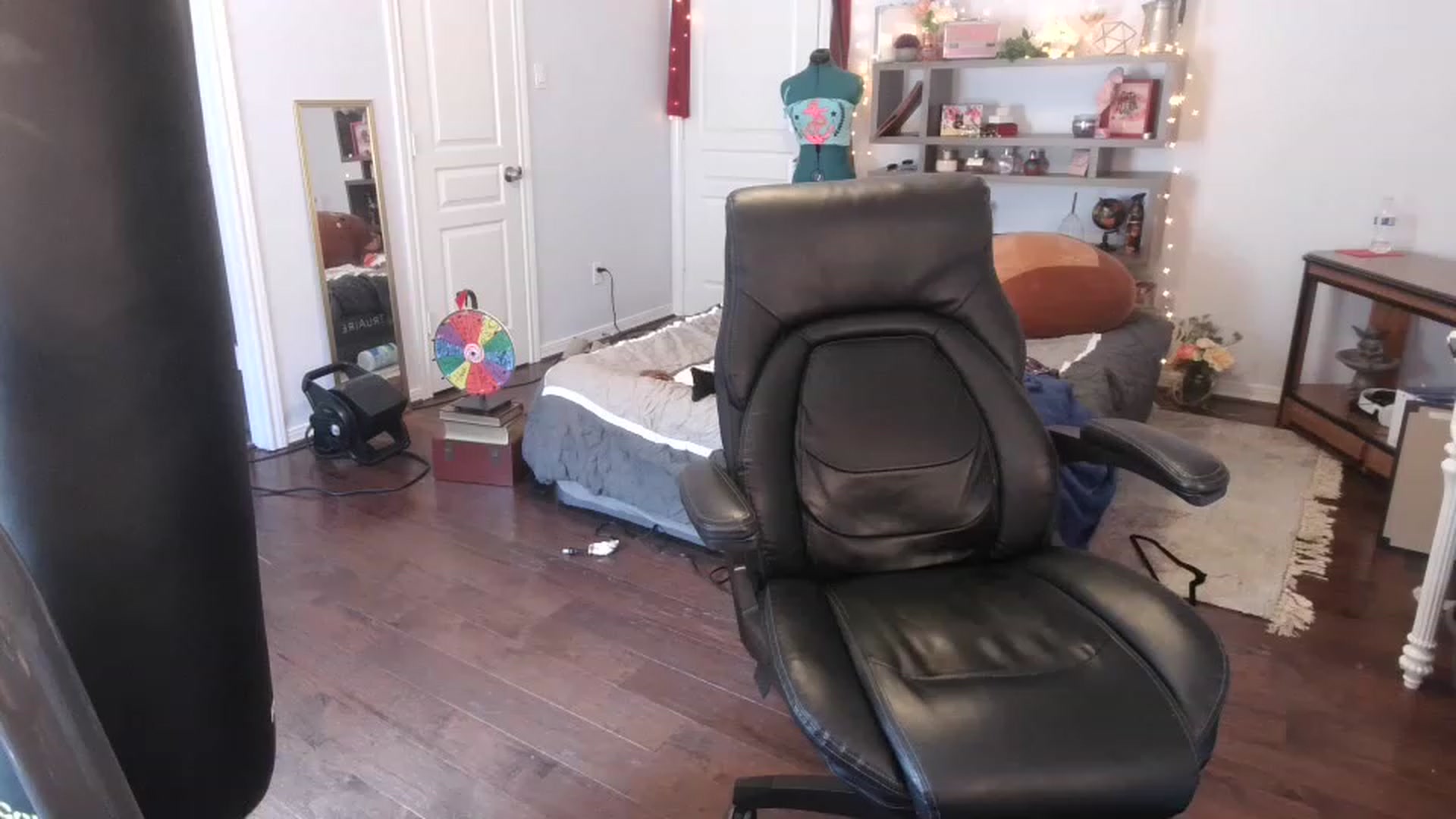 Gallery image thumbnail from Bunnydathug's myfreecams stream on, 03/15/2023, 17:40 image 12 of 20
