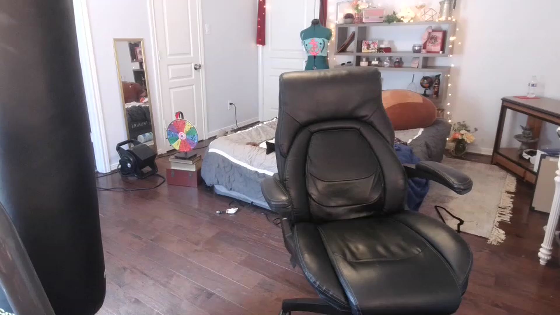 Gallery image thumbnail from Bunnydathug's myfreecams stream on, 03/15/2023, 17:40 image 10 of 20