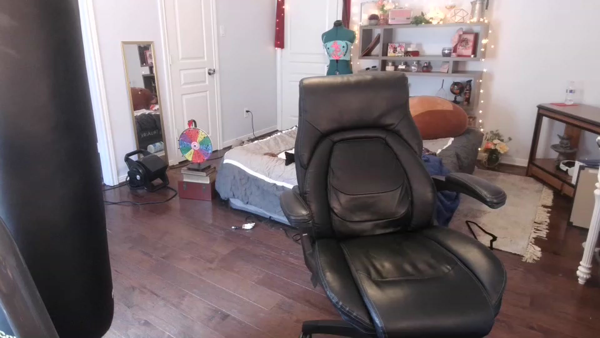 Gallery image thumbnail from Bunnydathug's myfreecams stream on, 03/15/2023, 17:40 image 17 of 20