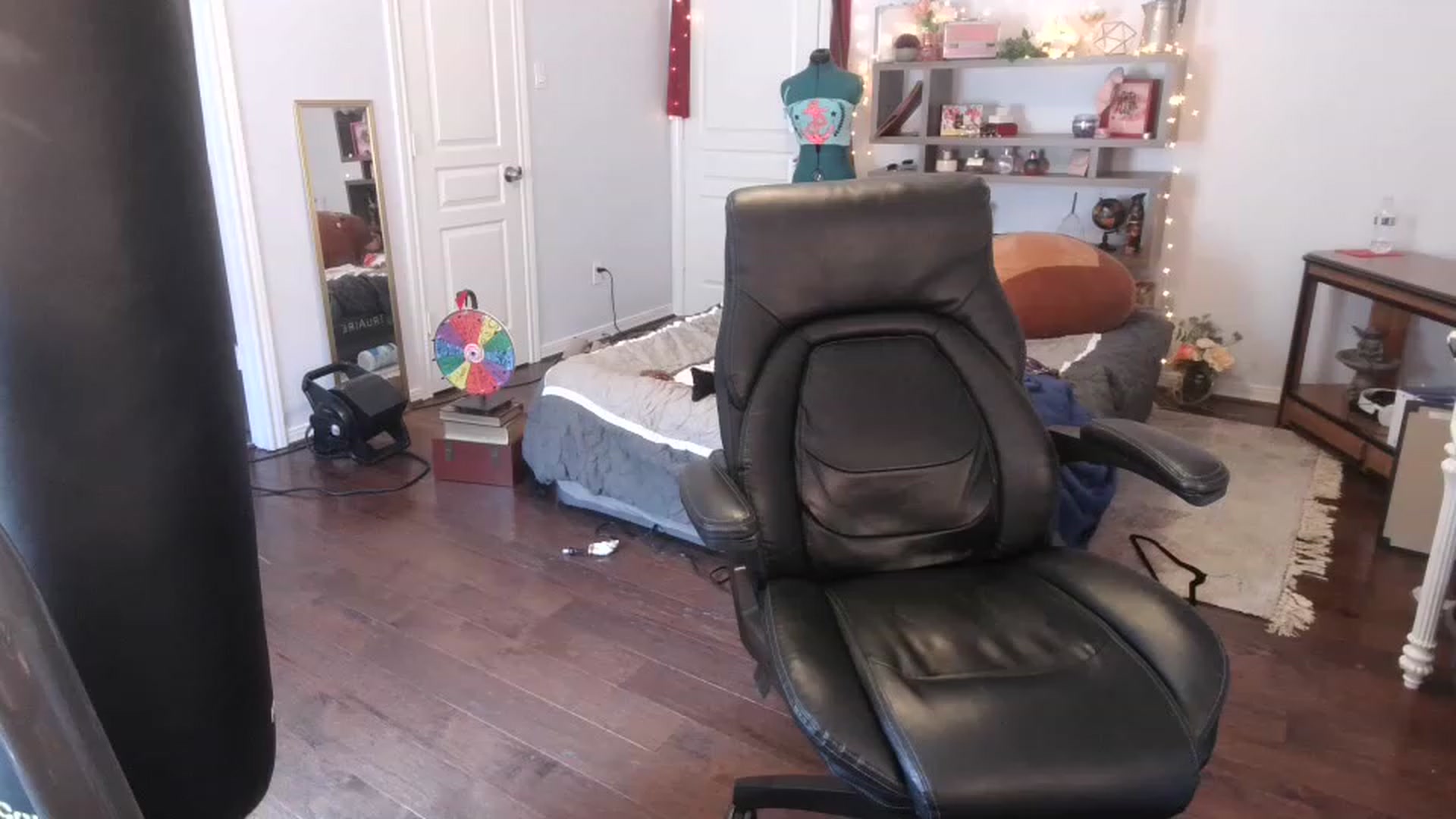 Gallery image thumbnail from Bunnydathug's myfreecams stream on, 03/15/2023, 17:40 image 14 of 20