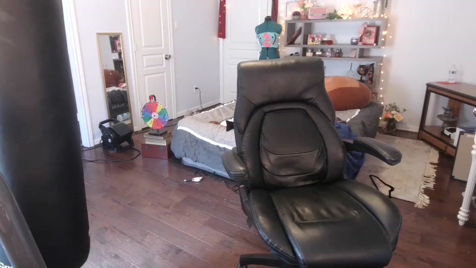 Gallery image thumbnail from Bunnydathug's myfreecams stream on, 03/15/2023, 17:40 image 13 of 20