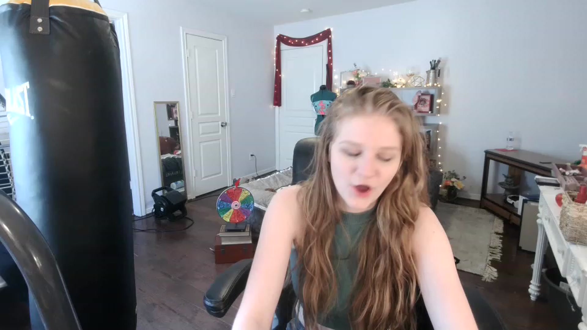 Gallery image thumbnail from Bunnydathug's myfreecams stream on, 03/15/2023, 19:52 image 6 of 20