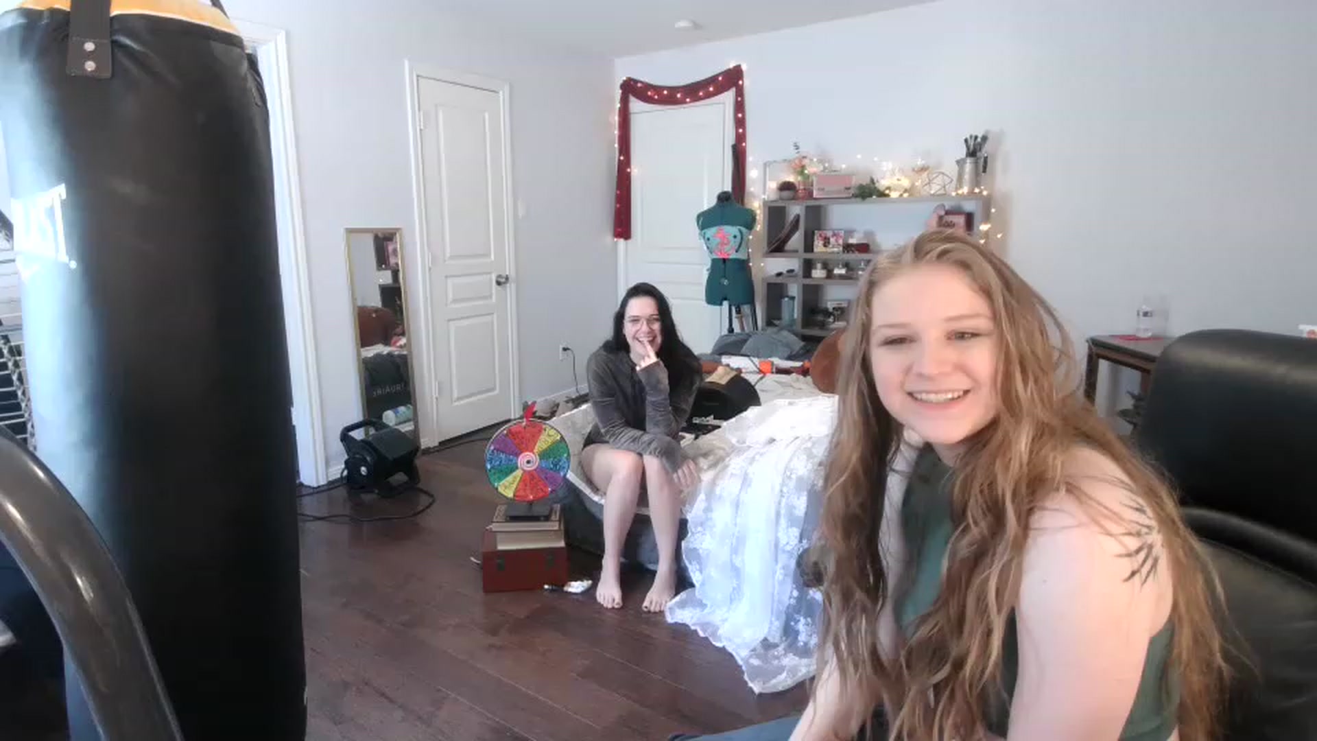 Gallery image thumbnail from Bunnydathug's myfreecams stream on, 03/15/2023, 19:52 image 14 of 20