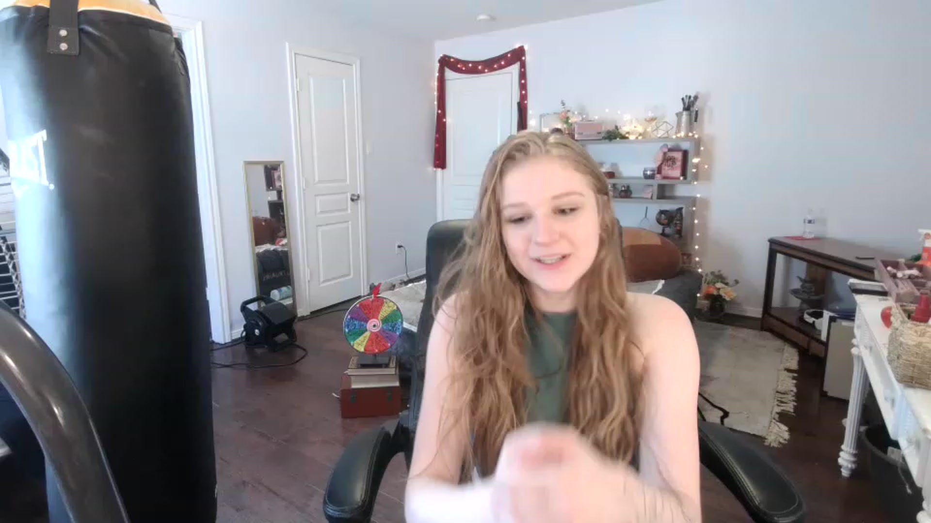 Gallery image thumbnail from Bunnydathug's myfreecams stream on, 03/15/2023, 19:52 image 4 of 20
