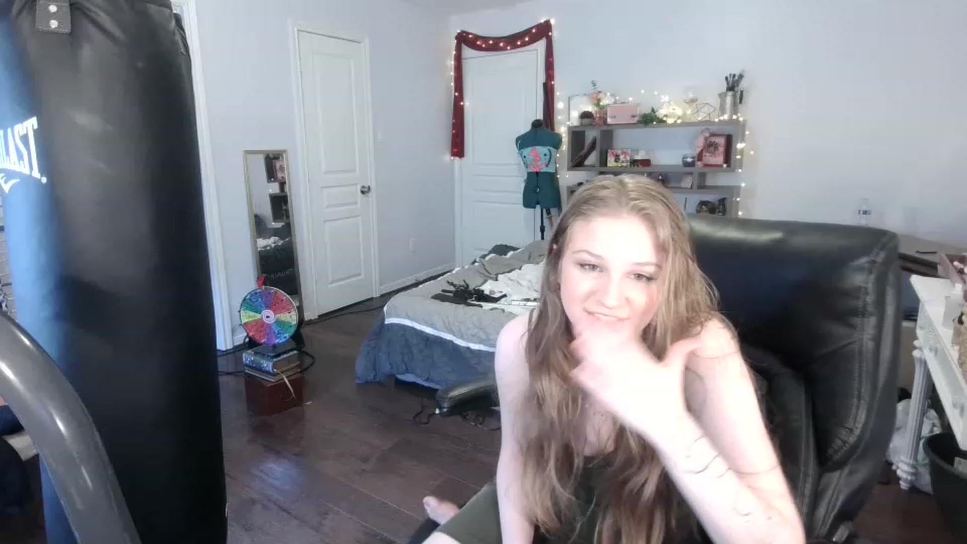 Gallery image thumbnail from Bunnydathug's myfreecams stream on, 03/17/2023, 23:27 image 1 of 20